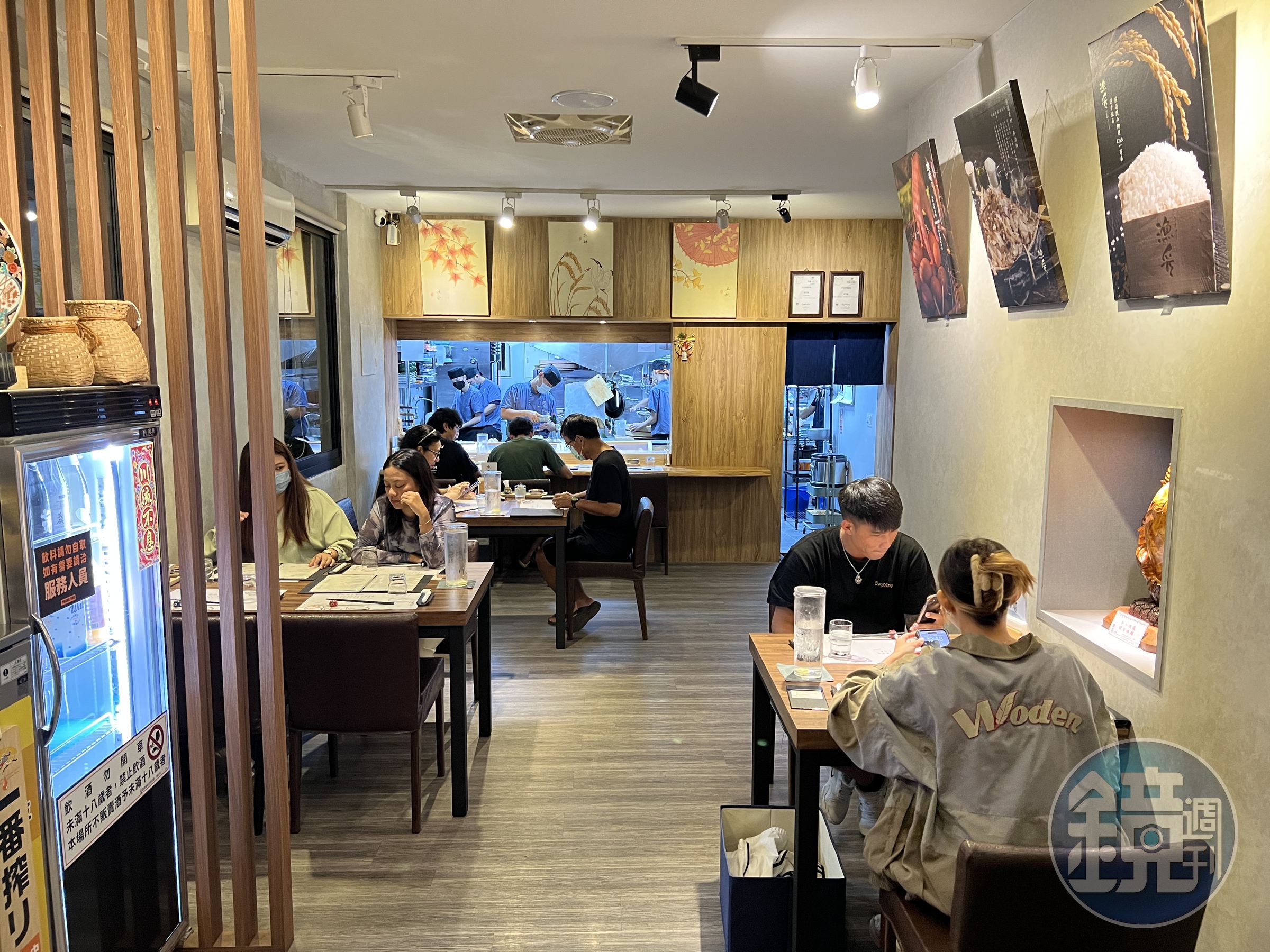 特地打造半開放式廚房,讓食客可一邊用餐,一邊觀賞廚師手藝。