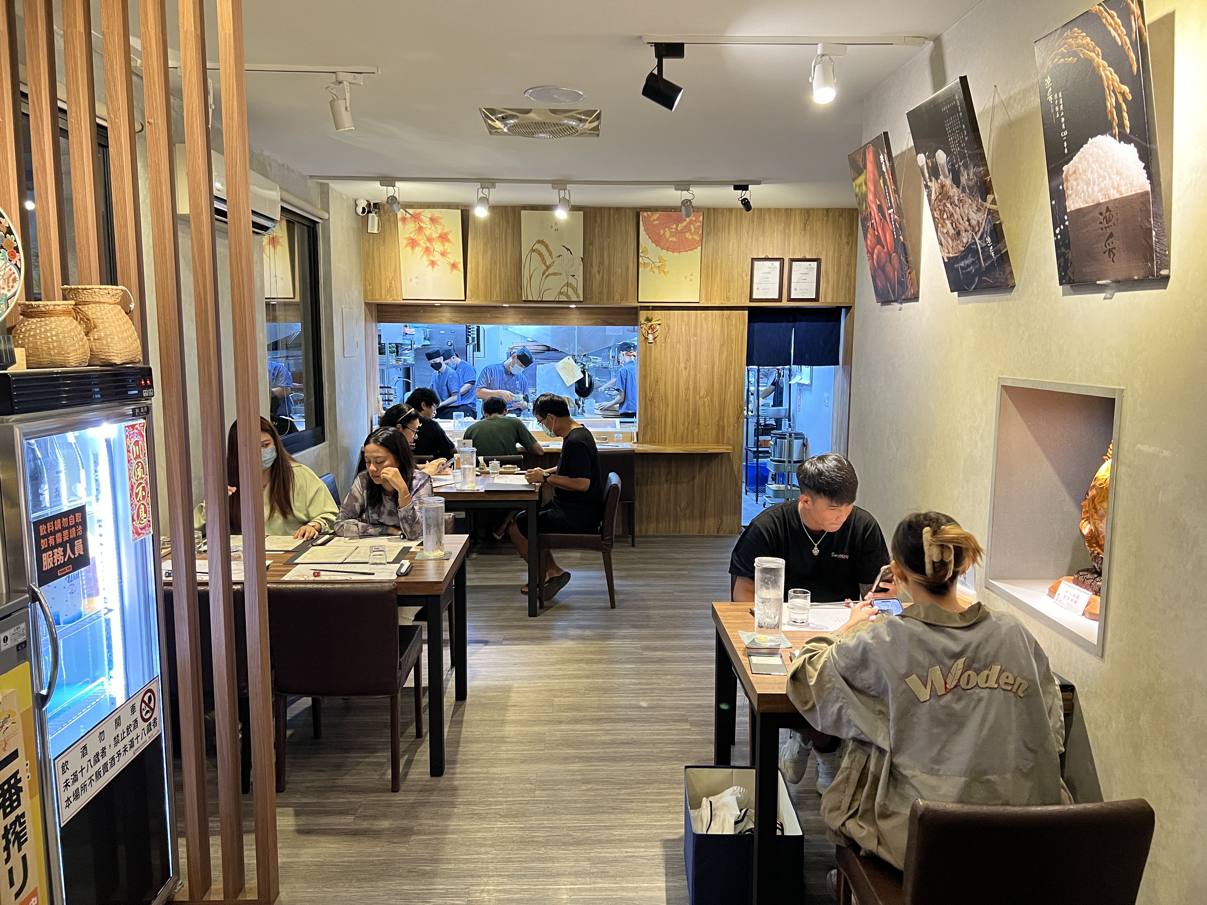 特地打造半開放式廚房，讓食客可一邊用餐，一邊觀賞廚師手藝。