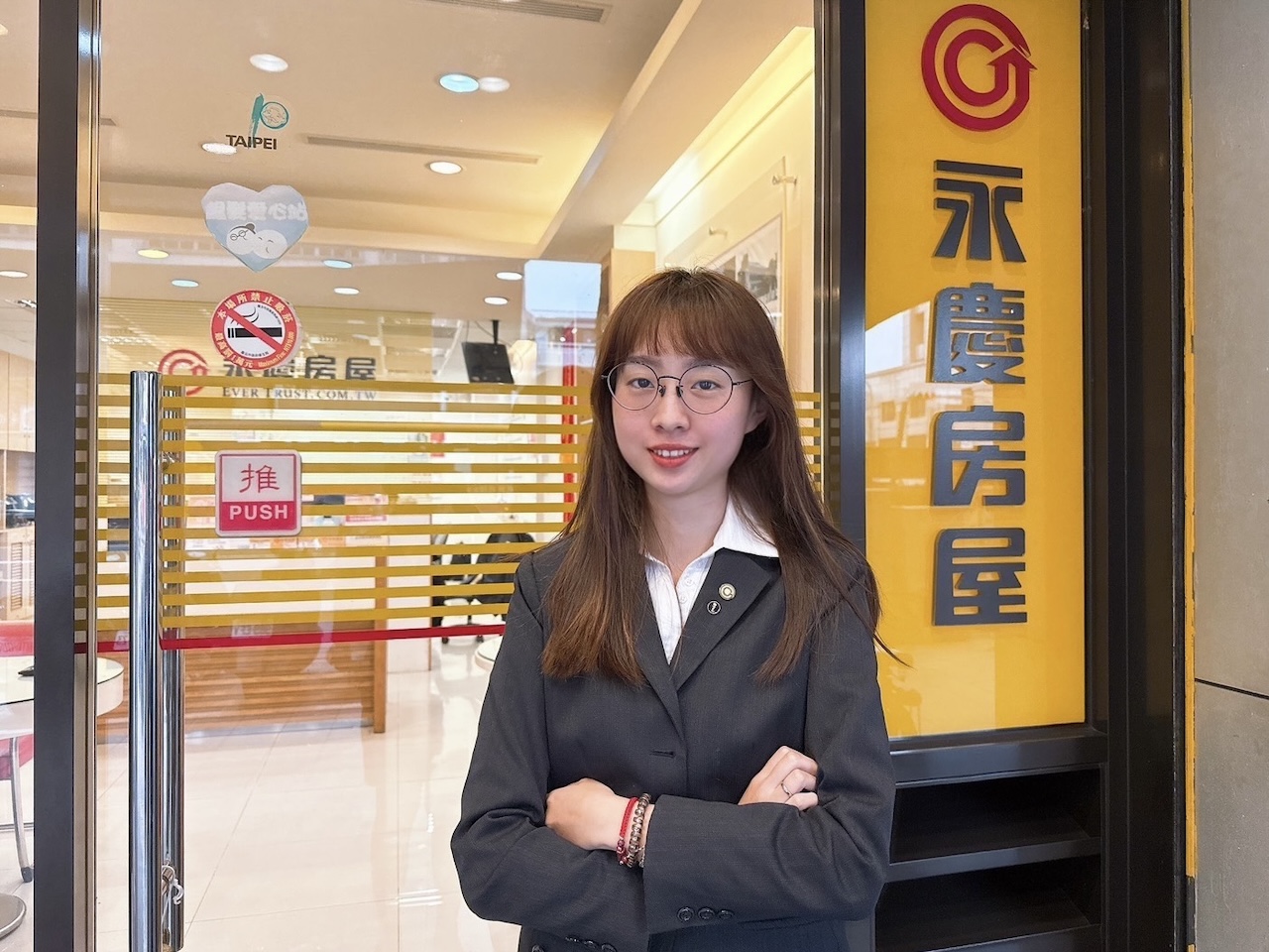 原本從事旅遊業的張紜萍選擇轉職到永慶房屋挑戰業務工作，為自己創造高收入。（永慶房產集團提供）