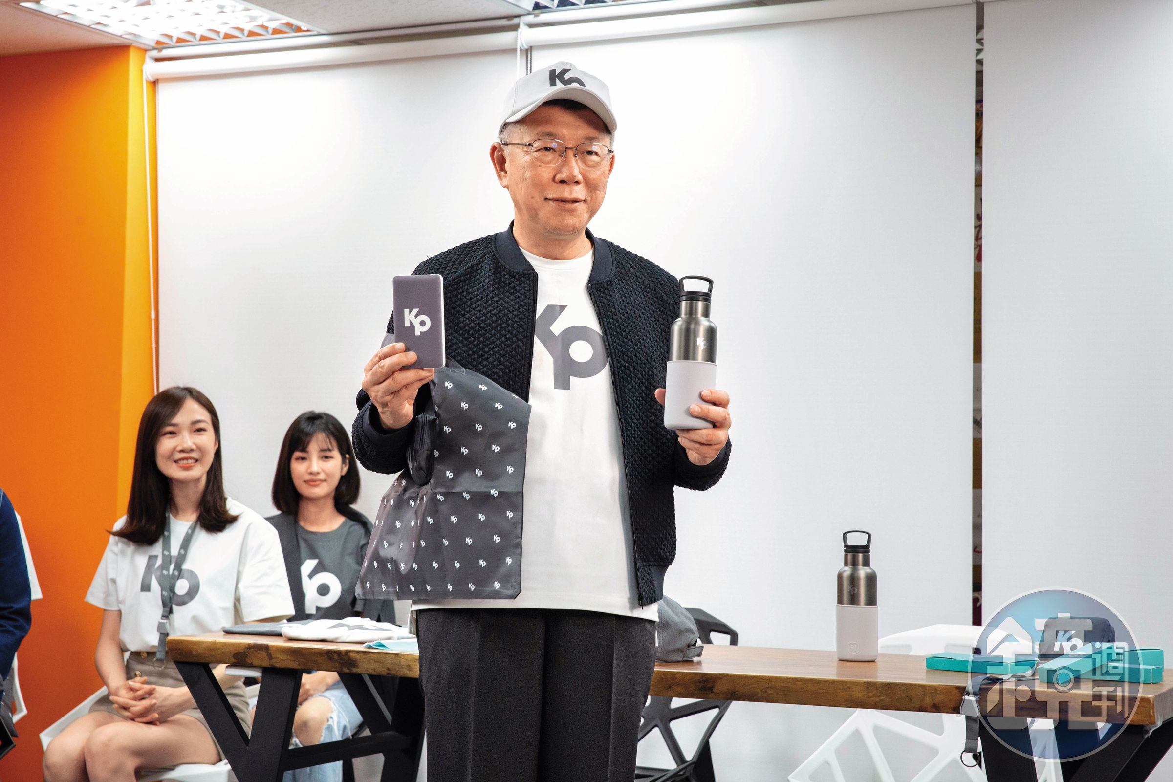 柯文哲（中）透過木可公司賣小物等方式，侵占政治獻金逾6千萬元，遭法院認定背信。