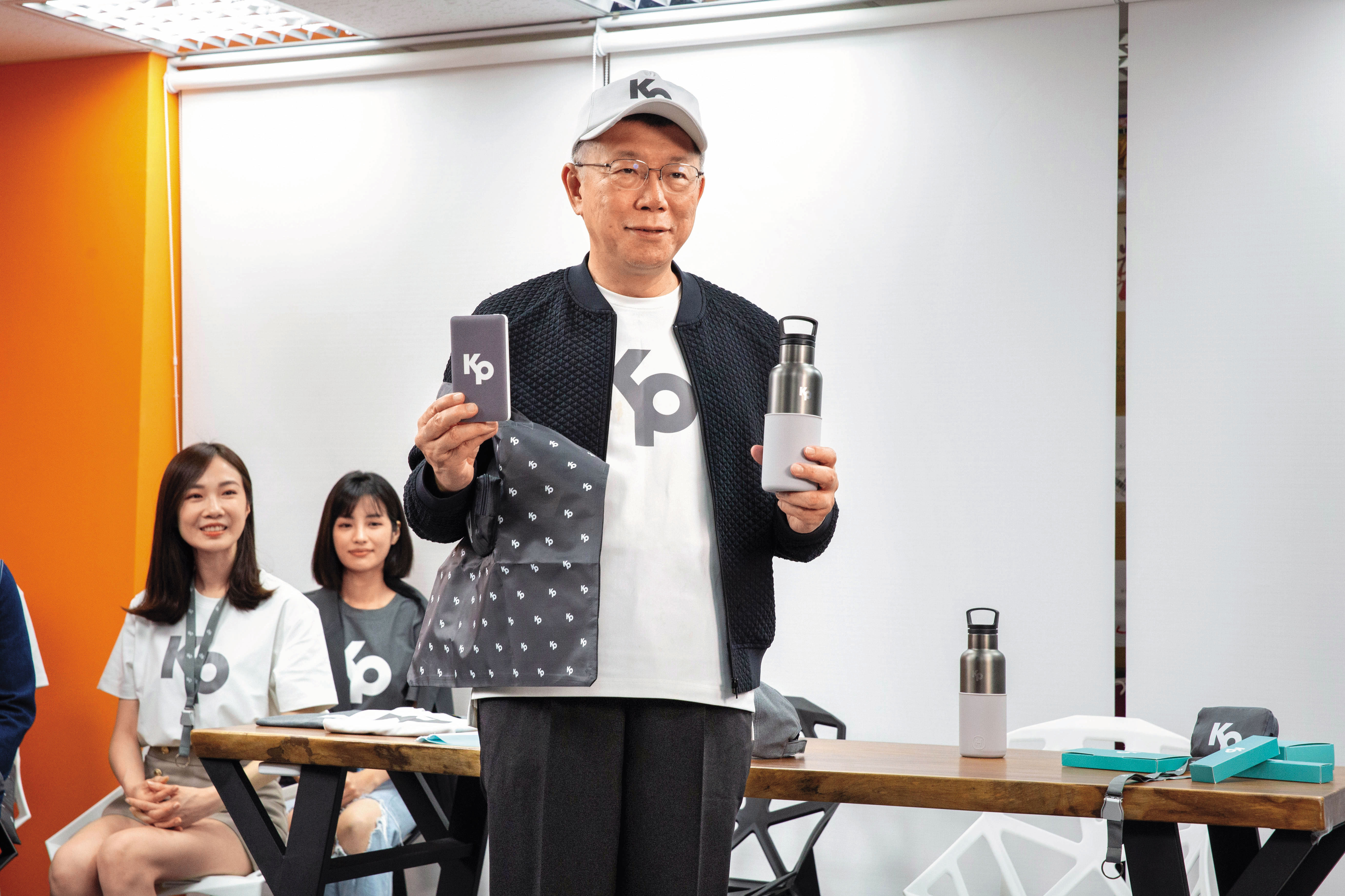 柯文哲(中)透過木可公司賣小物等方式,侵占政治獻金逾6千萬元,遭法院認定背信。