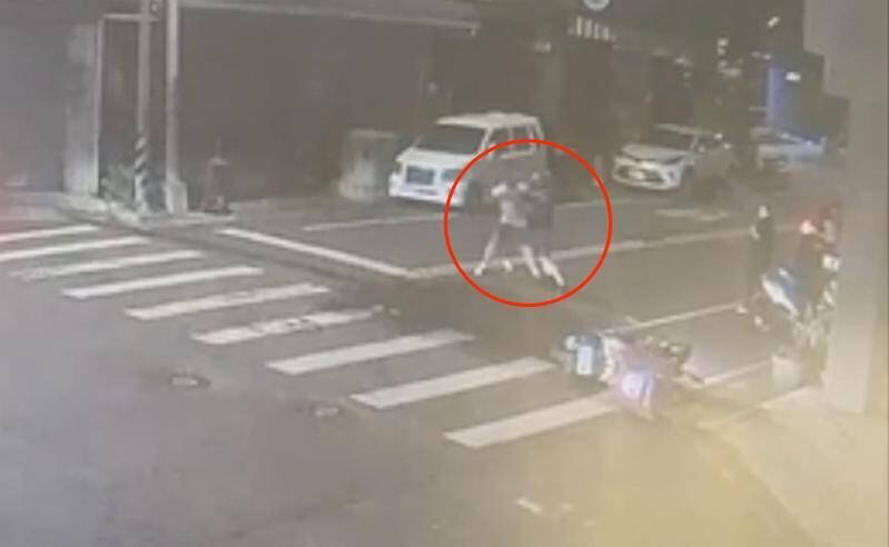 馬男與邱姓外送員當街大打出手,兩人傷痕累累,堅持提告。(警方提供)