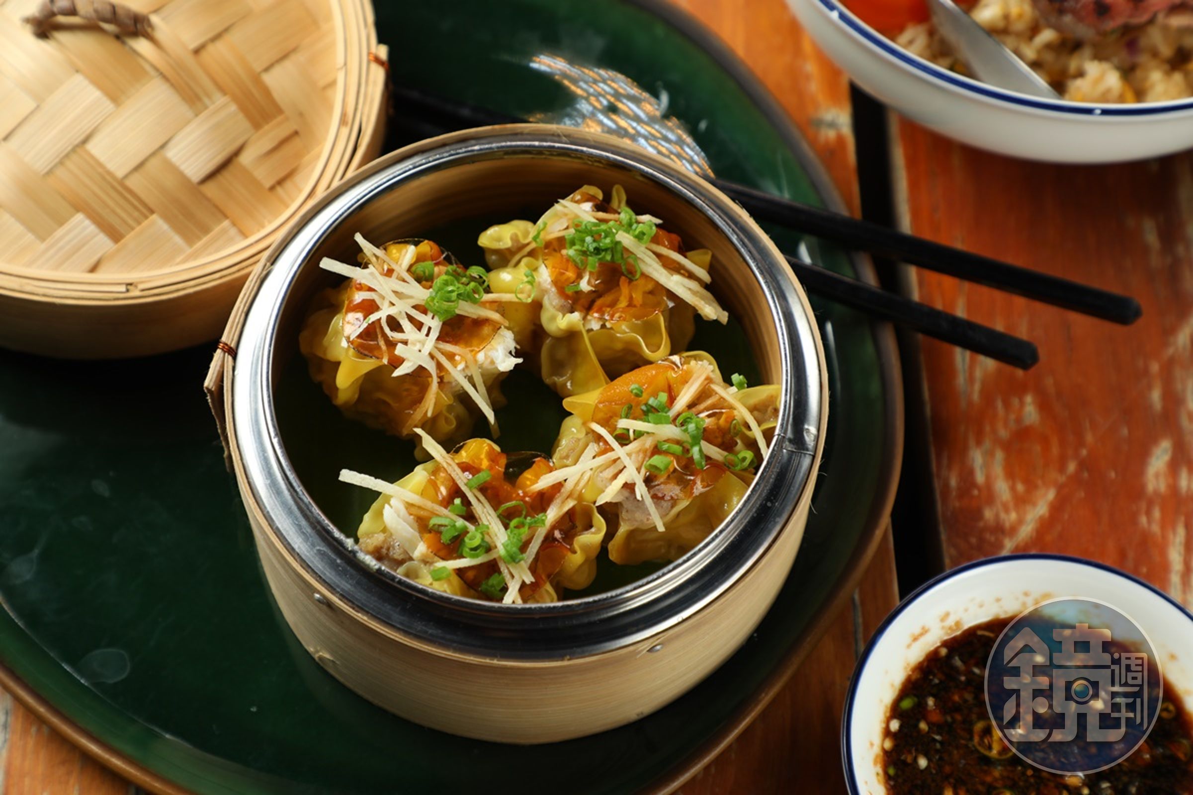 蟹肉燒賣「Kanom Jeep Pooh」沾點泰式餃子醬入口，又有不同感受。（390泰銖／份，約NT$344）