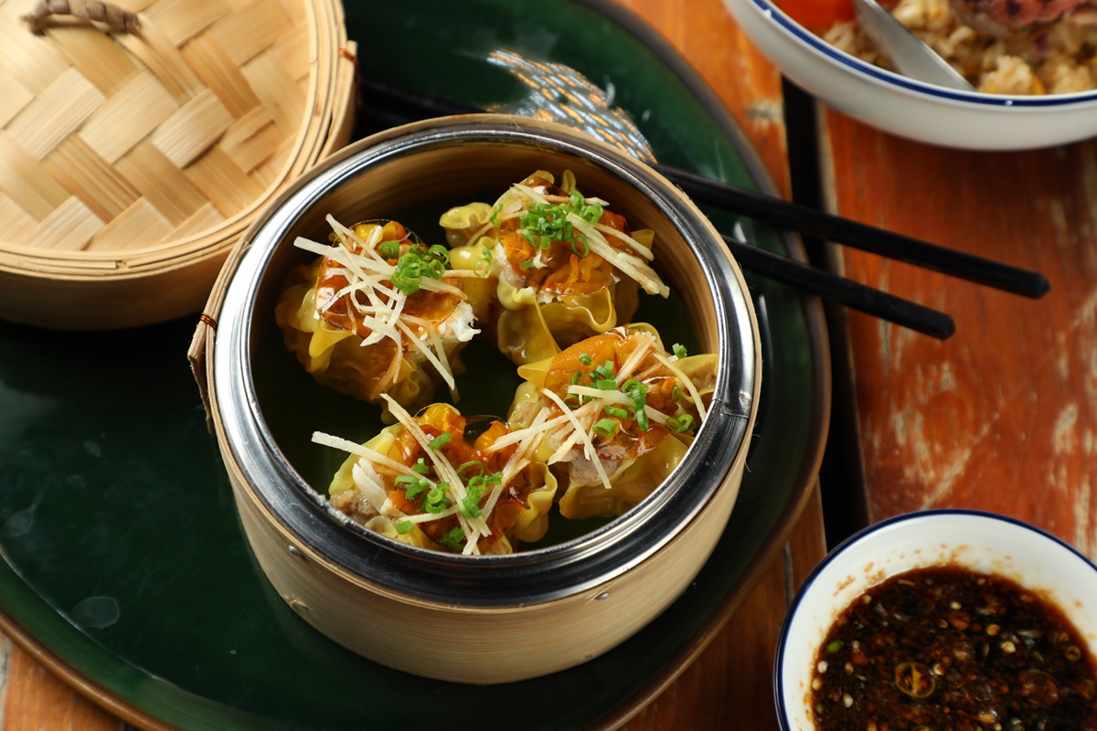 蟹肉燒賣「Kanom Jeep Pooh」沾點泰式餃子醬入口,又有不同感受。(390泰銖/份,約NT$344)