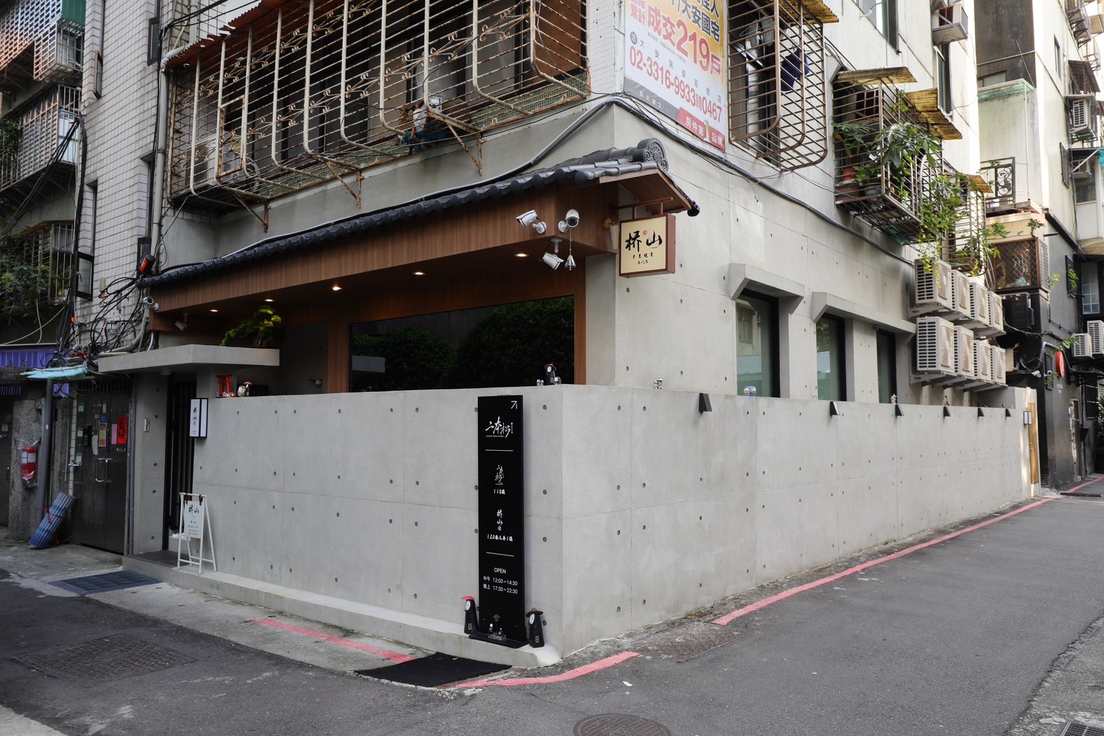 「橋山.壽喜燒」店址在大安區瑞安街的巷弄中，相較姊妹品牌二本松更為低調、隱密。