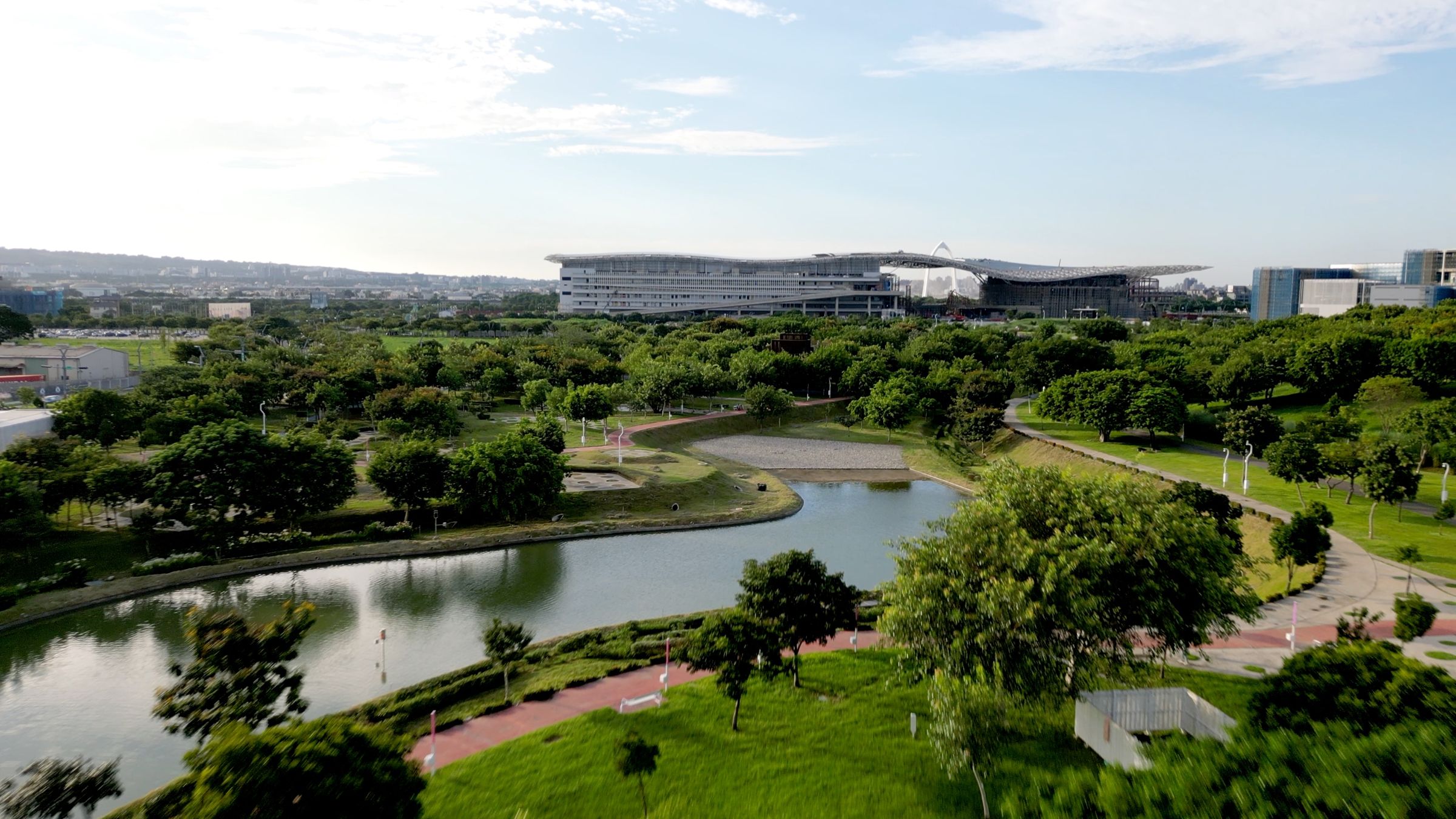 台中中央公園位於水湳機場原址，佔地67公頃，相當於台北大安森林公園的2.58倍。這片都會新生地被打造成為多樣化地景和生物棲地的城市綠洲，更奪得全球卓越建設獎。