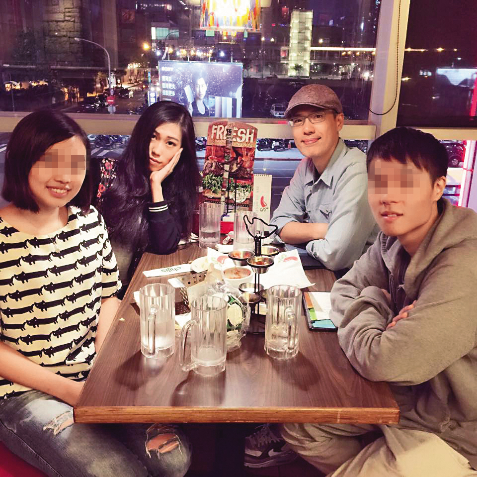 周蜜(左二)大學時就讀北藝大戲劇系,樊光耀(右二)是她的主修老師。(翻攝自周蜜臉書)