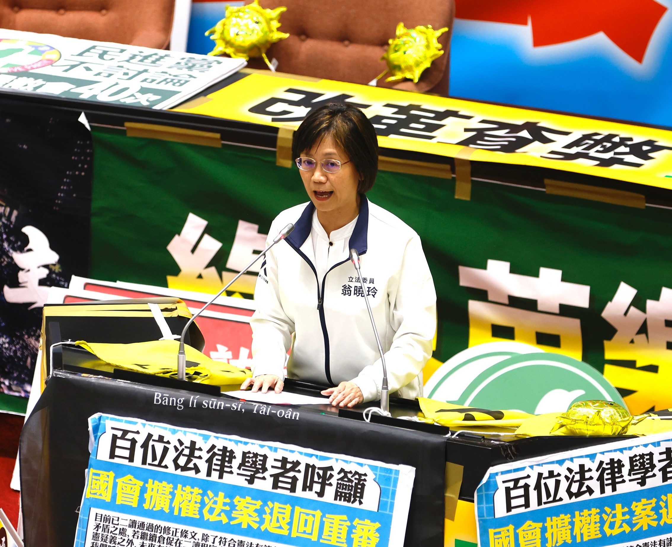 「麟洋配」王齊麟、李洋在巴黎奧運衛冕奪金，國民黨立委翁曉玲卻稱他們是「中國人的驕傲」。（本刊資料照）