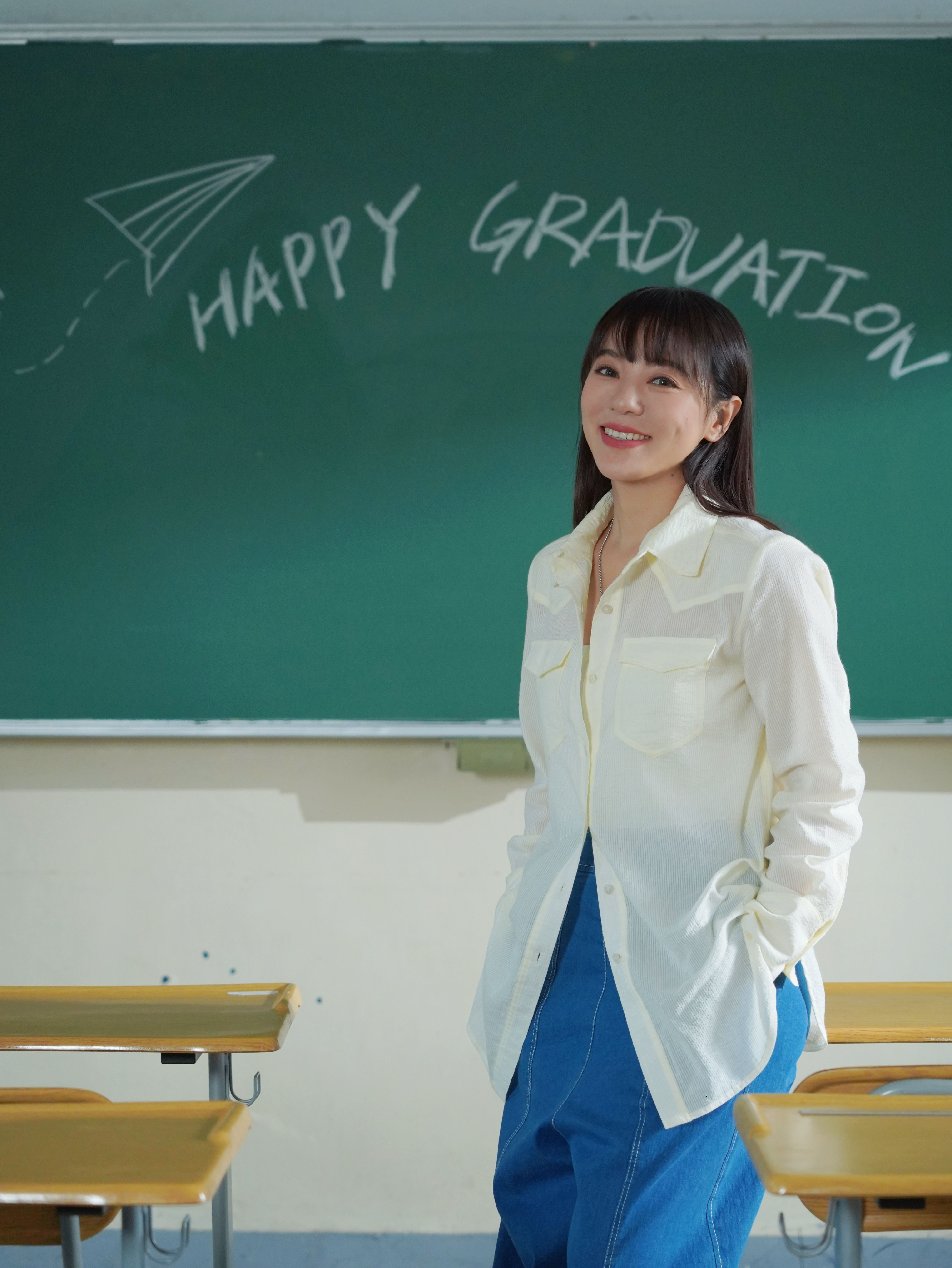 丁噹很開心能重回學校，透過學生互動感受校園時的回憶。（相信音樂提供）