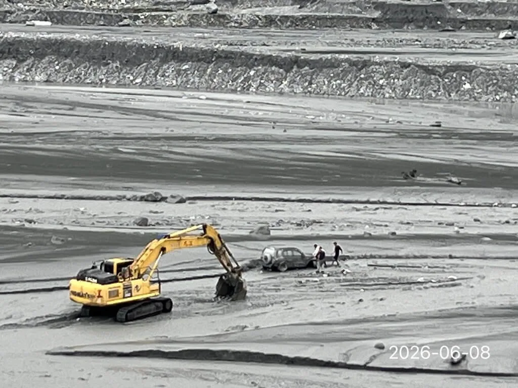 鄧姓工地主任在無線電中喊出「救我」失聯，搜救人員在下游處尋獲他駕駛的吉普車，但車上並未找到鄧男。（翻攝畫面）