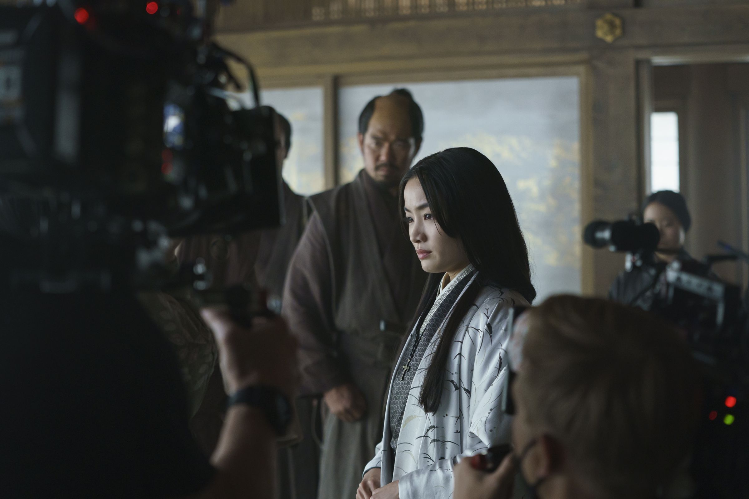 澤井杏奈(右)在劇中飾演落魄貴族的後代鞠子夫人,因擅長外語而受到重用。(Disney+提供)