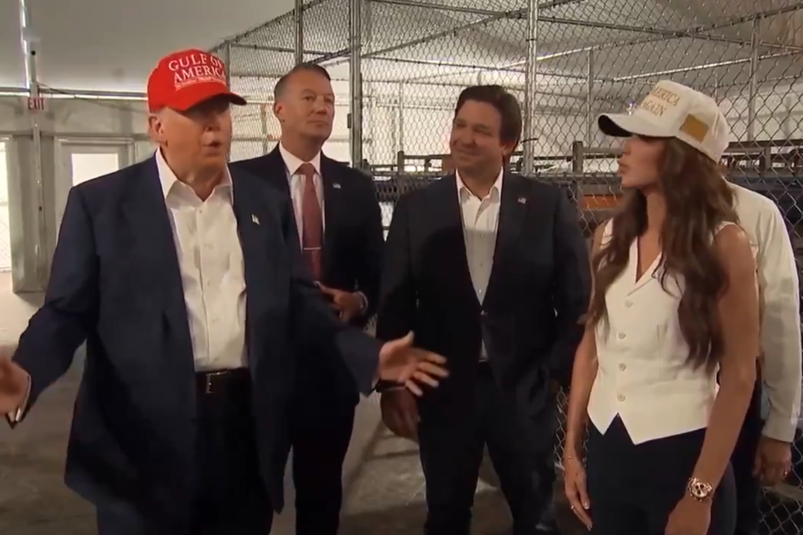 美國總統川普親赴佛羅里達州一座新落成的非法移民拘留中心，被外界稱為「鱷魚惡魔島」。（翻攝自@nicksortor X）