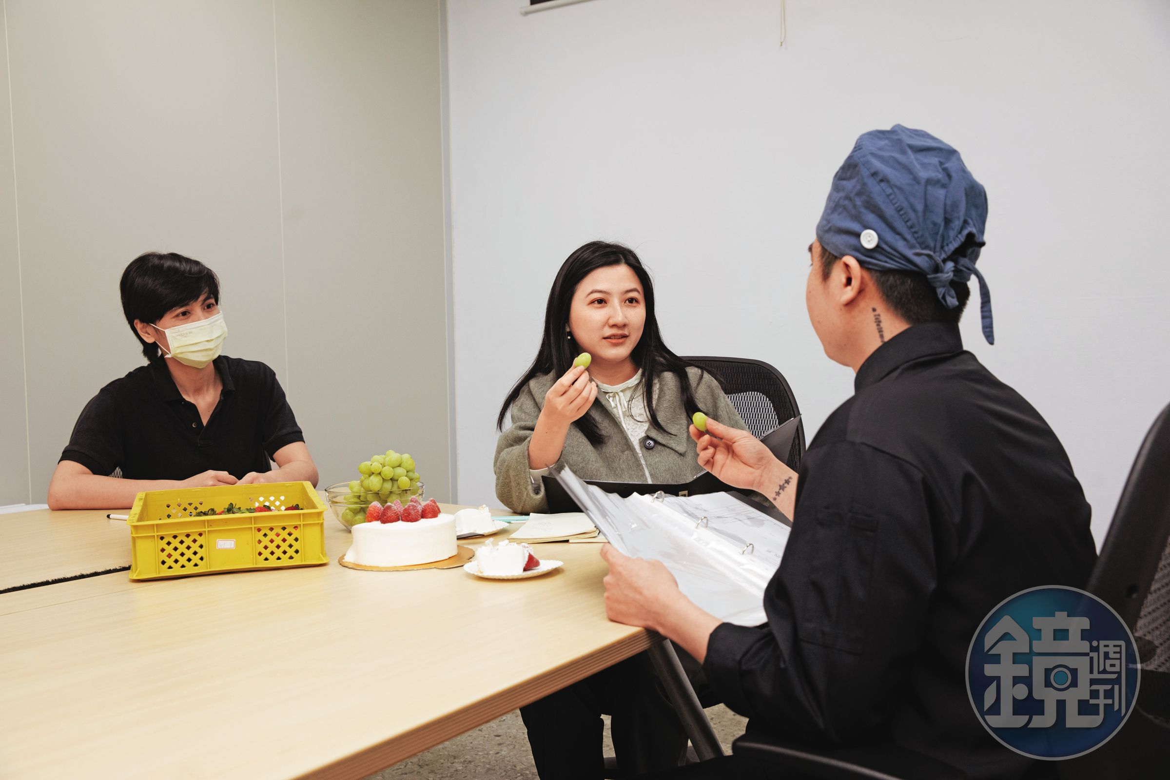 確定生產前、研發新口味時，蔡莉屏（中）都會和研發、行銷進行試吃，甜點要色香味俱全外，她更特重市場反應，叮囑要少糖。