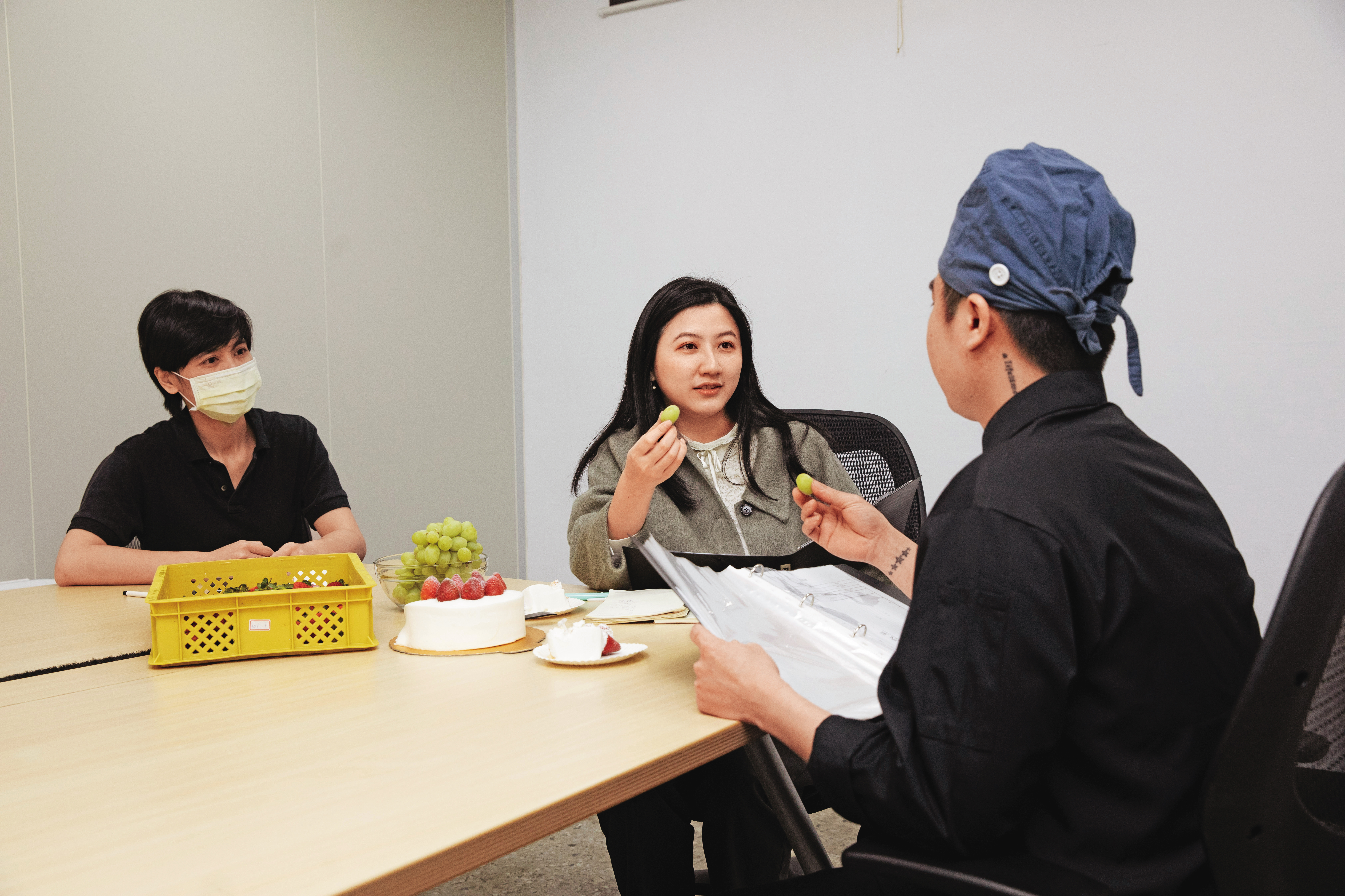 確定生產前、研發新口味時，蔡莉屏（中）都會和研發、行銷進行試吃，甜點要色香味俱全外，她更特重市場反應，叮囑要少糖。