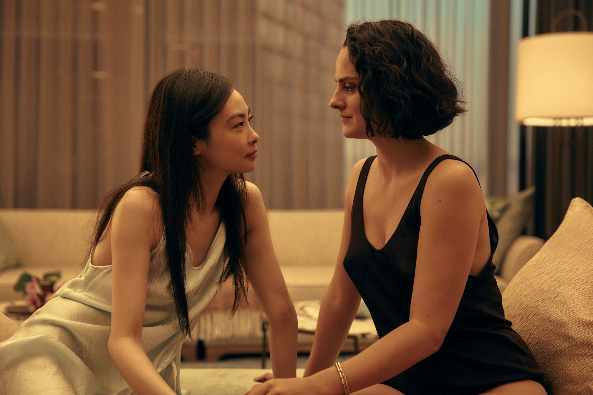 黃恰恰（左）在片中挑逗諾耶米梅蘭特（右）。（台北双喜電影提供）