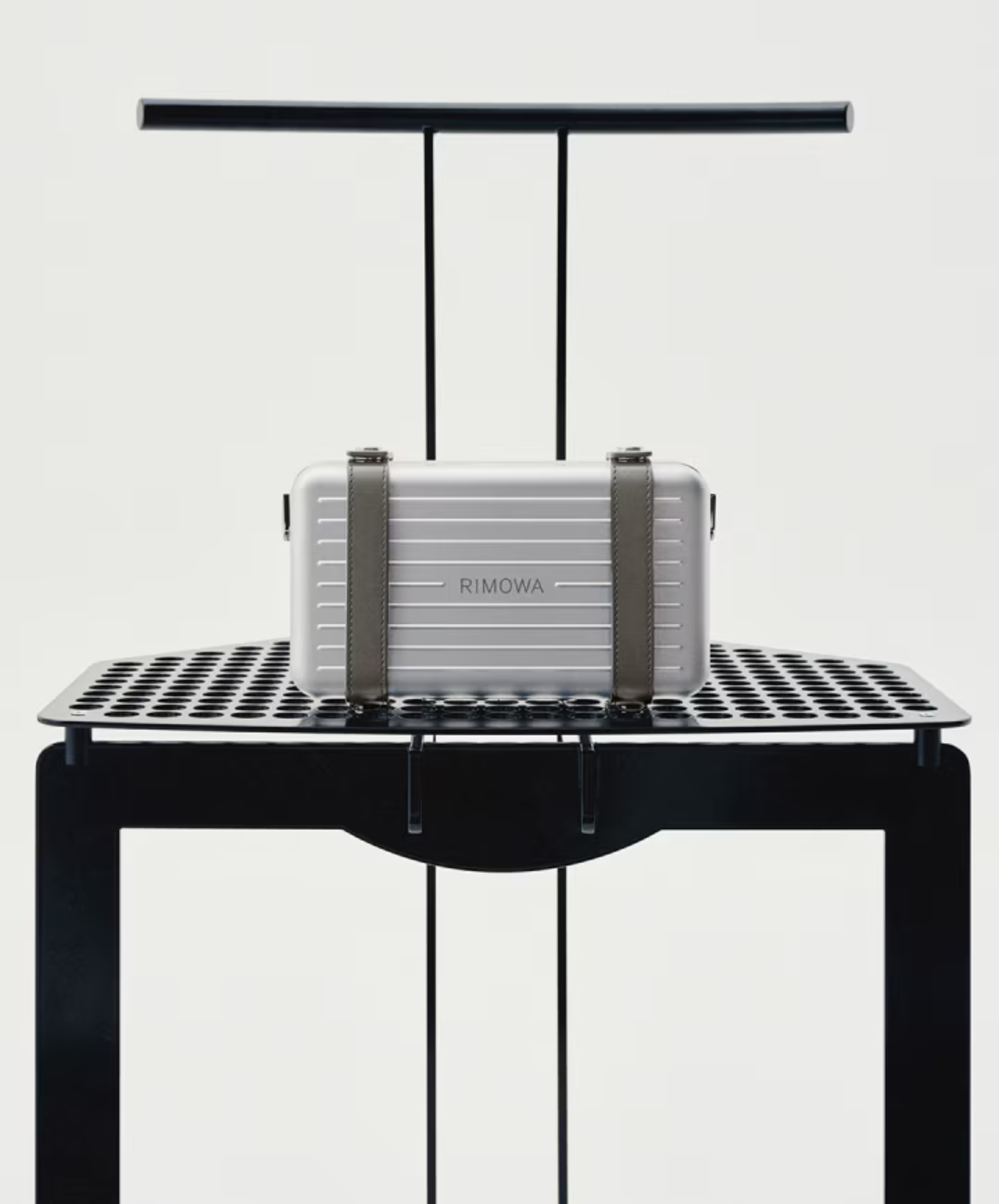RIMOWA Personal系列 Slate礦岩灰鋁鎂合金斜揹袋。NT$55,400（美之心提供）