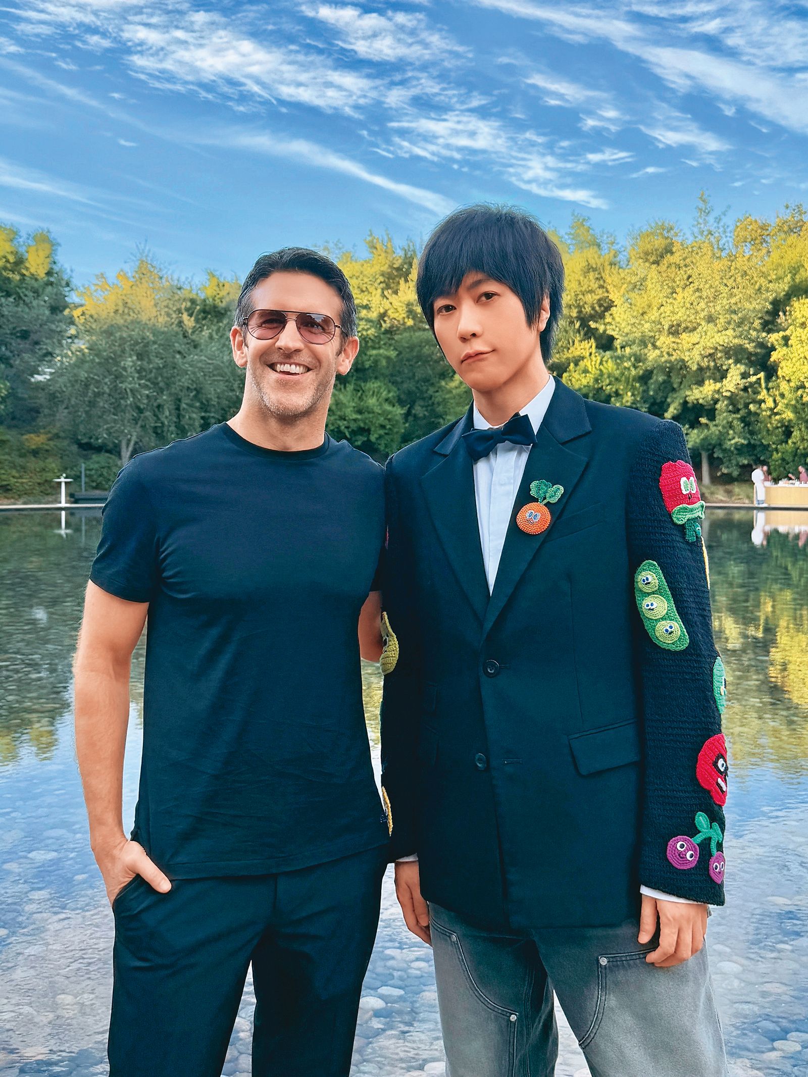阿信（右）近來現身蘋果發表會，和新任CEO特納斯（左）同框合照。（翻攝自阿信IG）