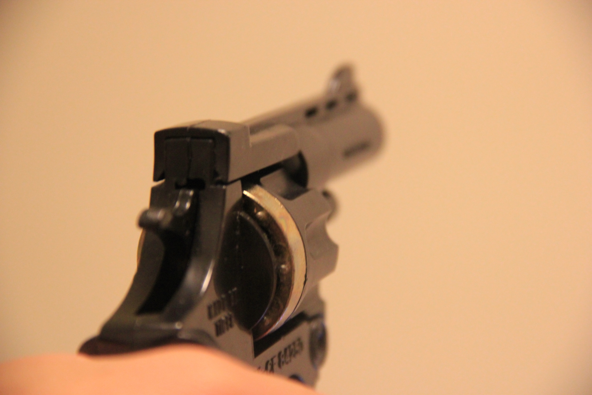 黃姓代理教師不滿女友提分手，衝校內堵人，持改造手槍連轟對方三槍。（示意圖，photoAC）