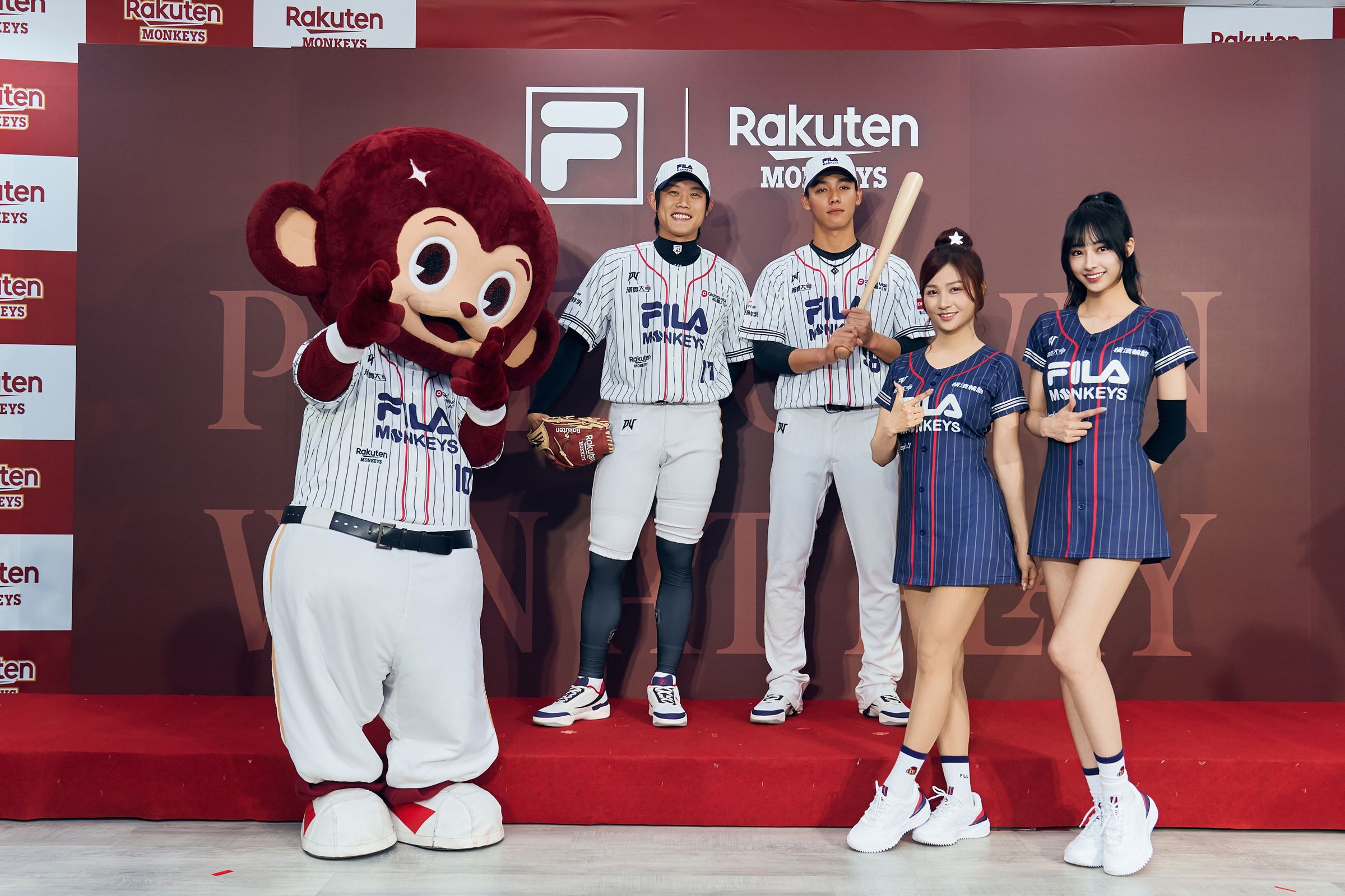 嘎琳、小紫和職棒選手陳晨威、陳冠宇一同出席「FILA x Rakuten樂天桃猿」聯名發布記者會。（FILA提供）