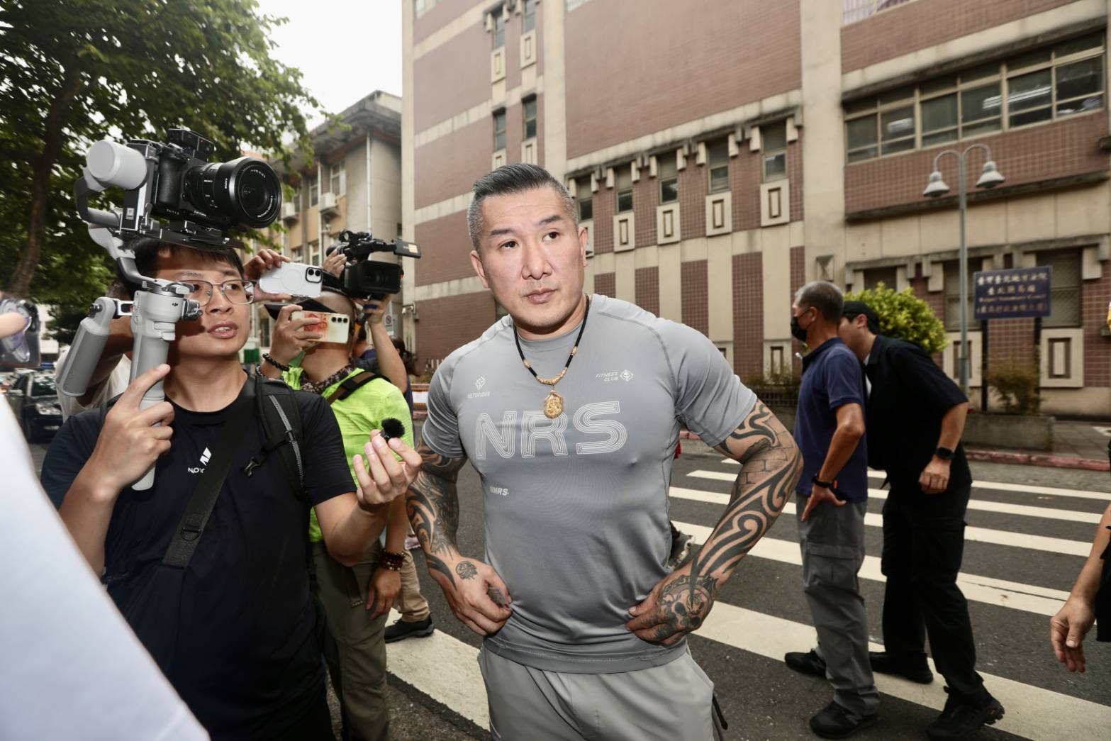 「館長」陳之漢在直播中爆粗口，「精確斬首嘛，把賴清德的狗頭斬下來，X他X的X勒！」引發熱議。（鏡報林煒凱攝）