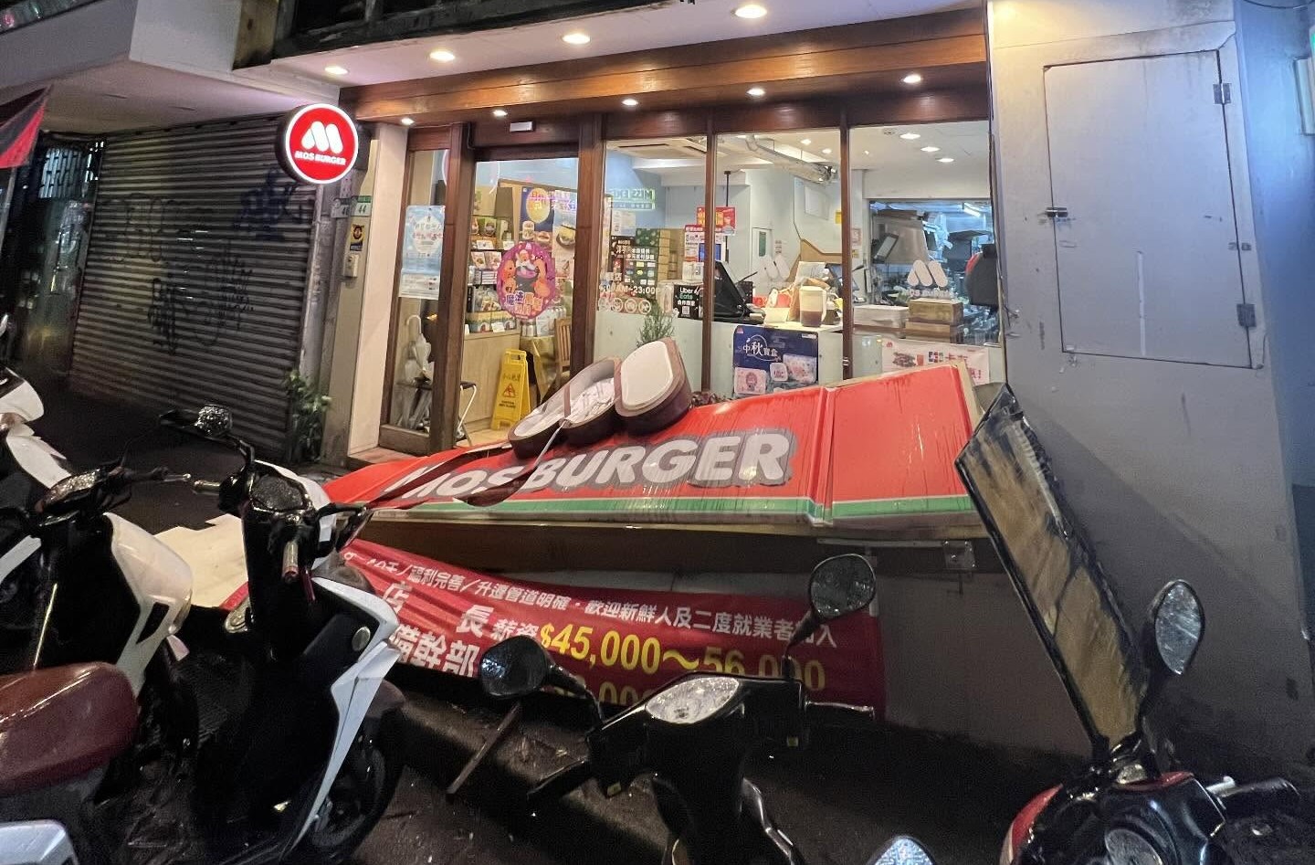 台北文山區摩斯漢堡紅色大招牌遭強風吹落，整塊砸在地上，現場驚險又離譜。（Threads網友brian_konr授權提供）