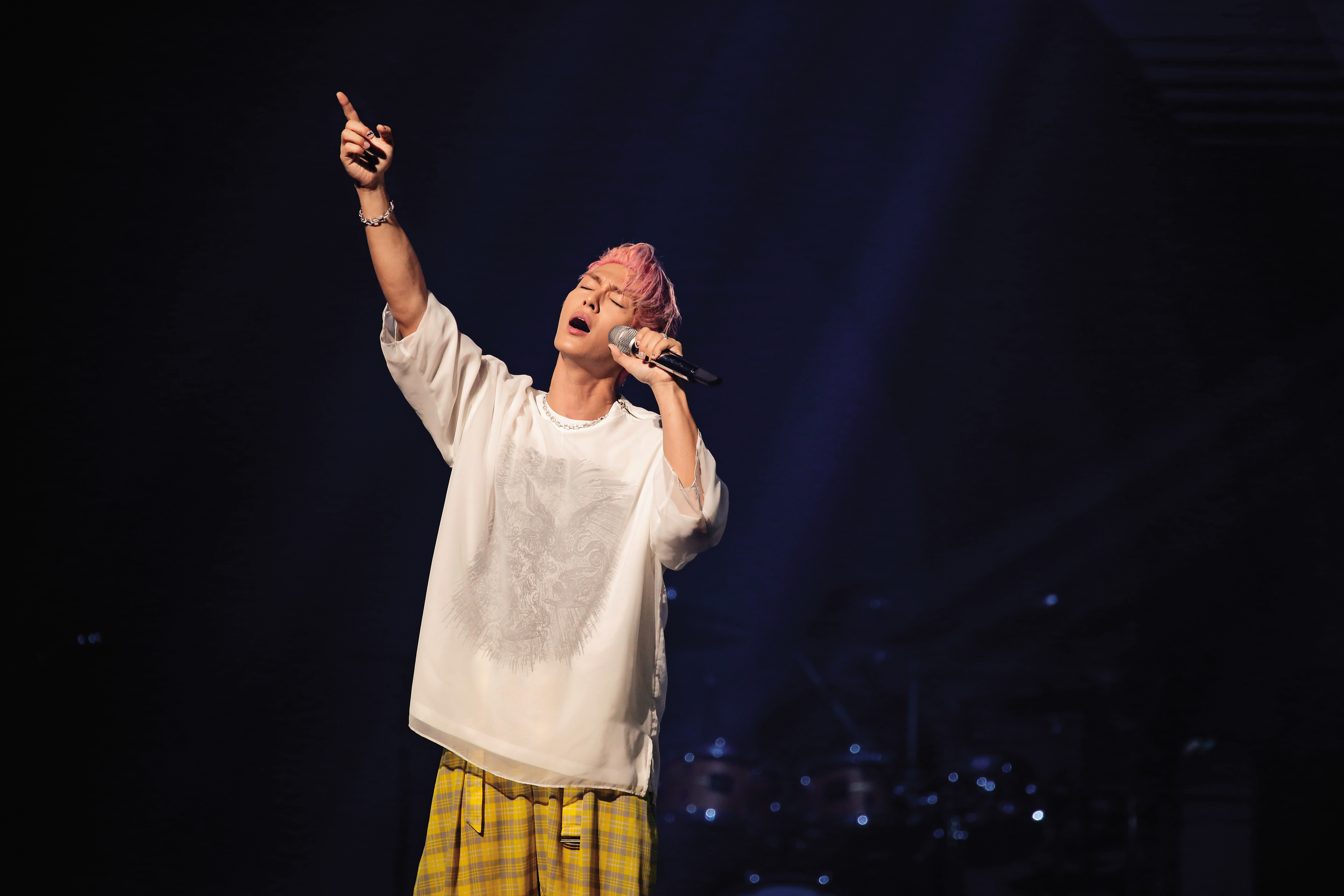 炎亞綸為了化解情感紛爭和事業危機，除了求神外還找老師改名字。