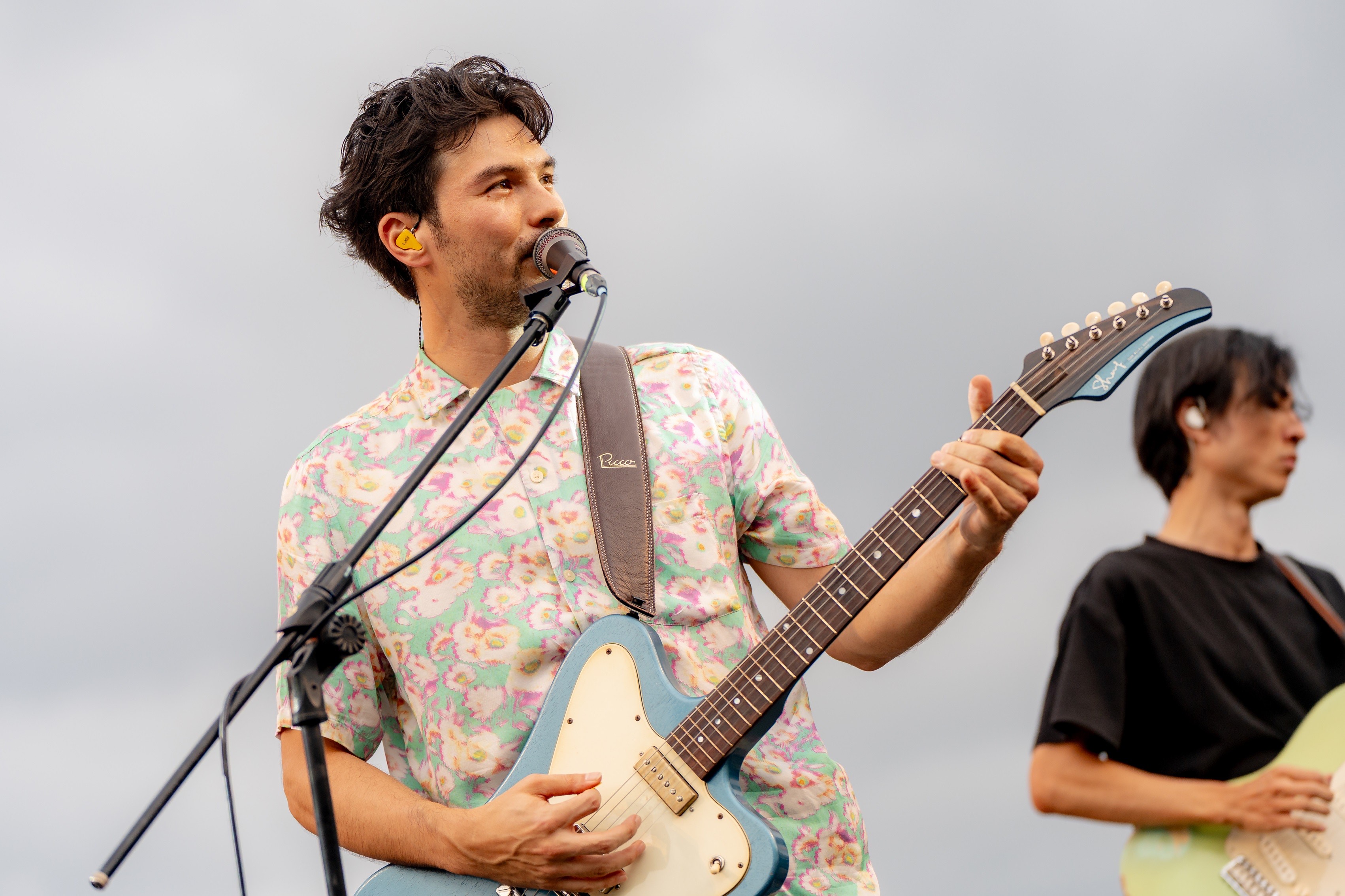 鳳小岳的樂團「鳳小岳&壓克力柿子」成軍2個多月，日前赴台東「月光．海音樂會」開唱。（東海岸大地藝術節月光海音樂會、環球音樂提供）