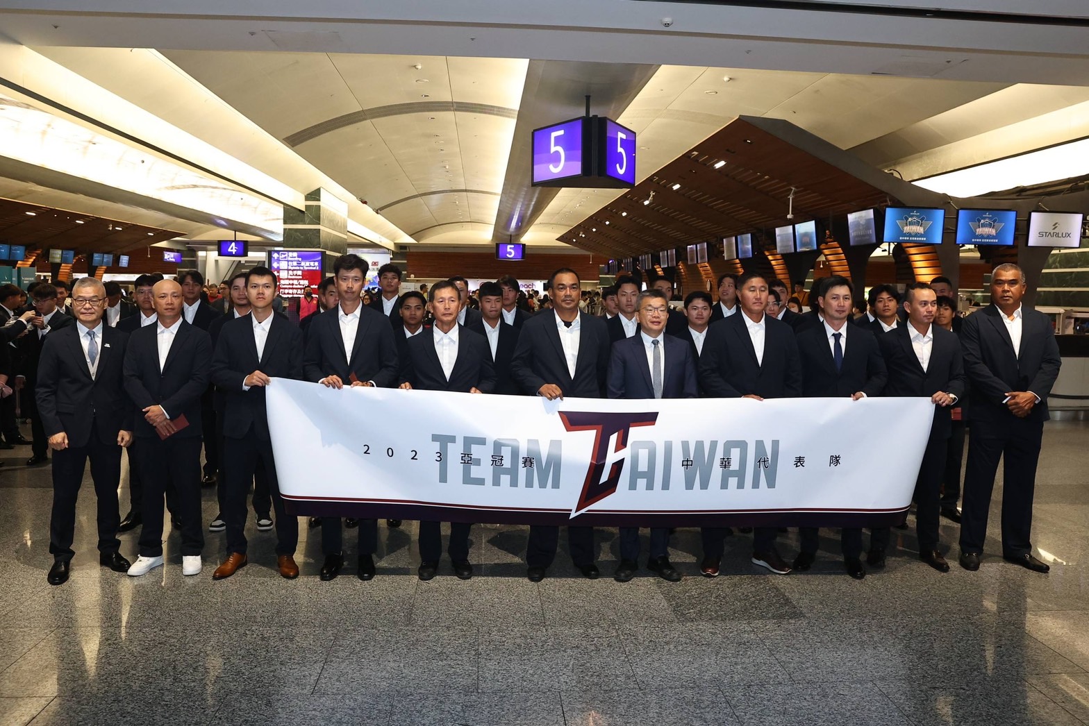 中職聯隊今（14）日出發前往日本東京備戰亞冠賽，蔡其昌致贈加菜金期勉選手。（中華職棒提供）