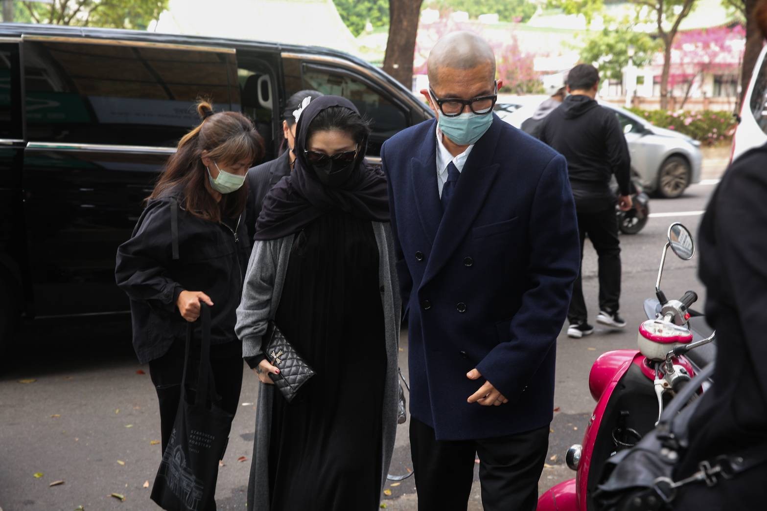 大S、具俊燁現身小S公公靈堂，徐媽跟隨在後。