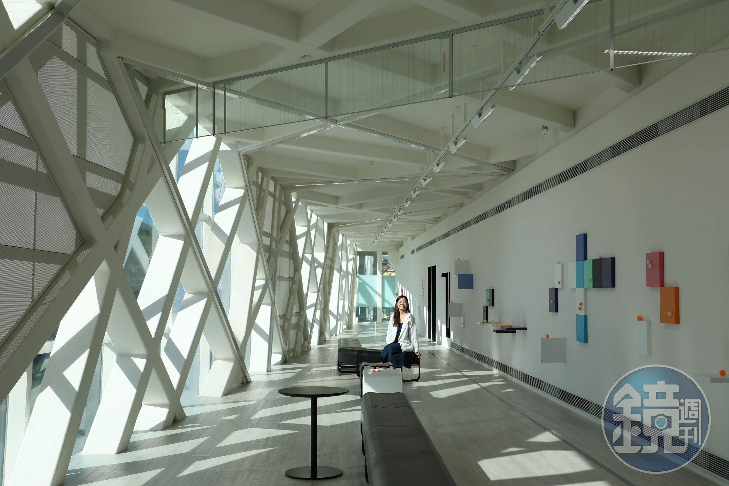 北美館南進門2樓修繕後新餐廳進駐，外頭的公共區以幾何建築語彙與自然材質，打造明亮舒適的休憩空間。