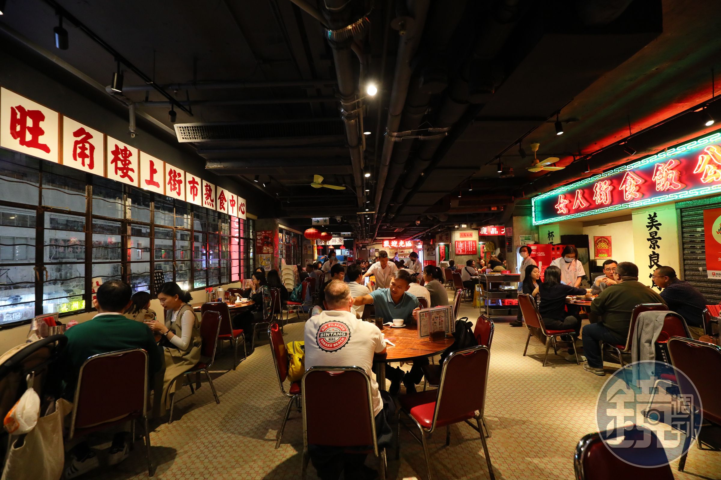 「女人街食飯公司」以霓虹燈和復古裝潢打造80年代電影的氛圍感。