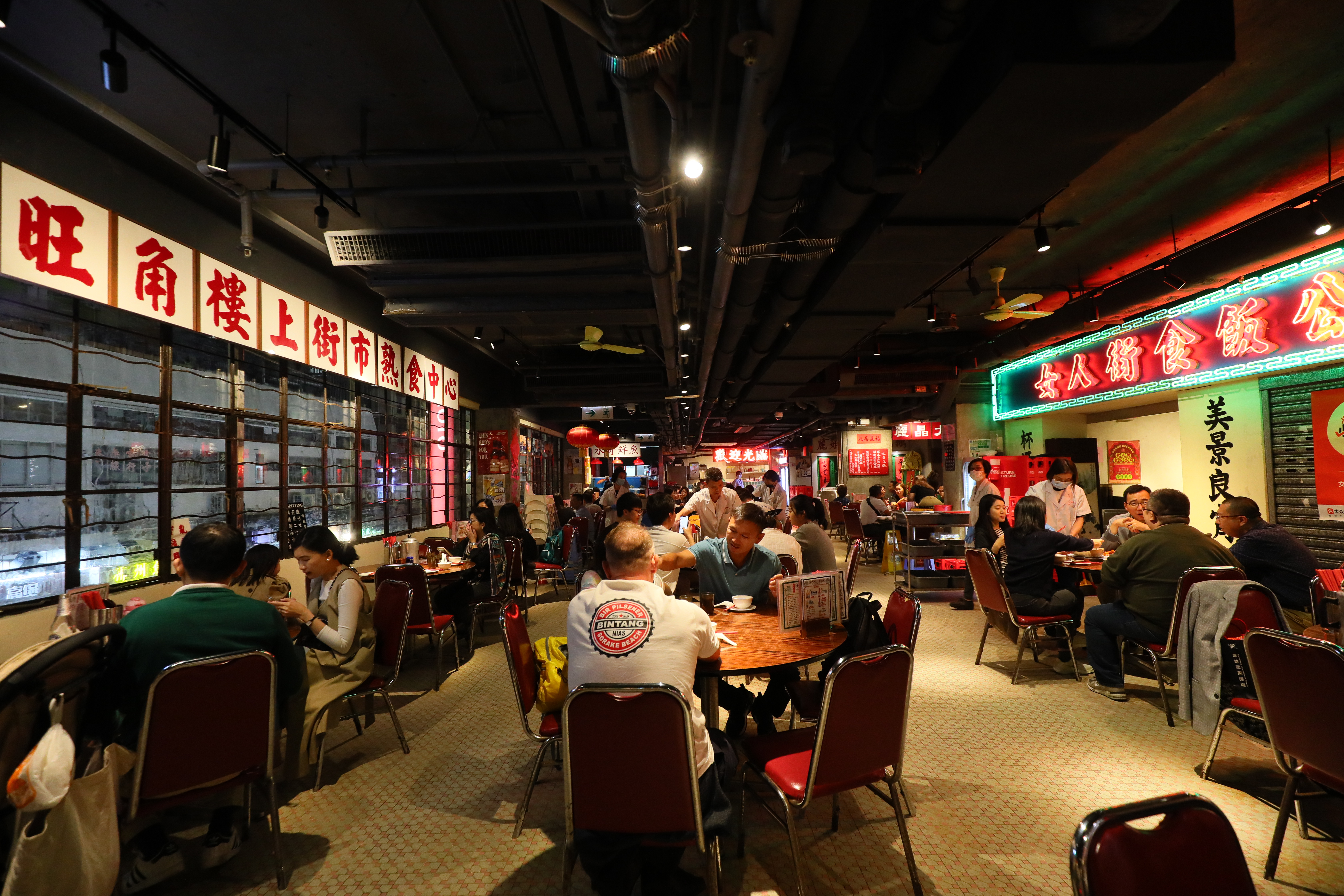 「女人街食飯公司」以霓虹燈和復古裝潢打造80年代電影的氛圍感。