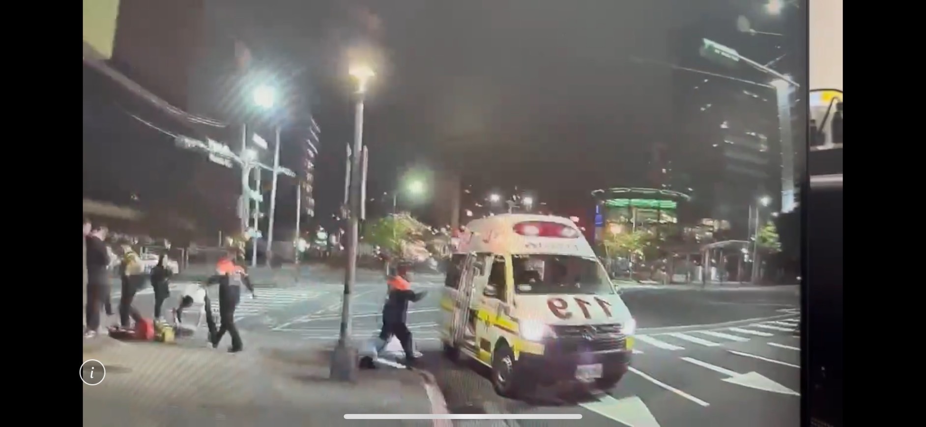 洪姓男子前往續攤途中跌倒撞擊頭部，送醫後證實為血管瘤破裂致死。（翻攝畫面）