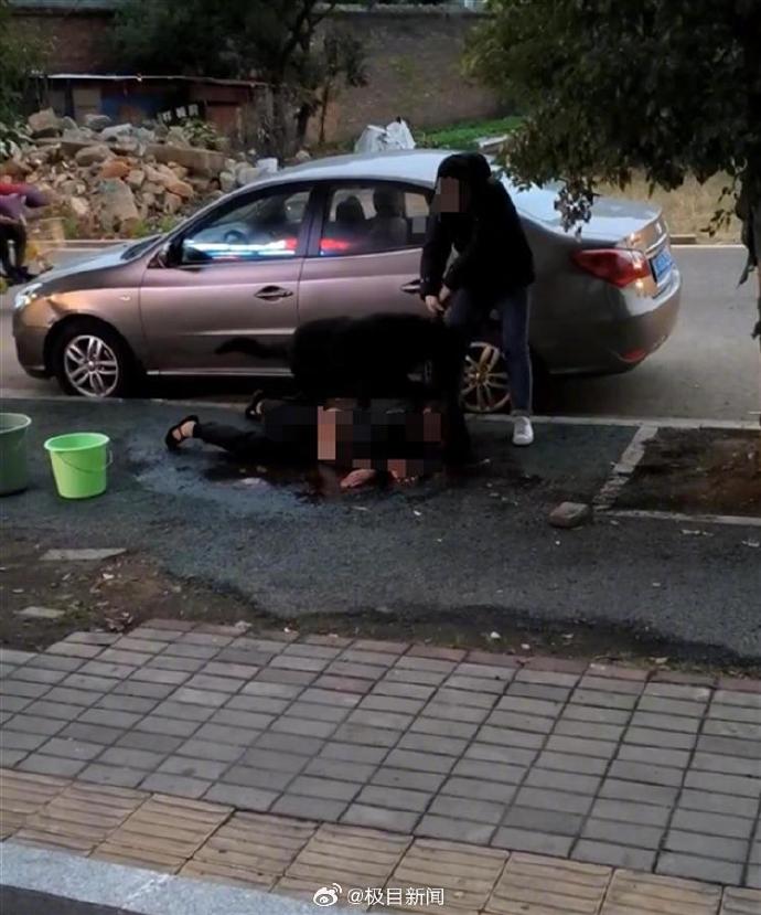 有民眾試圖介入幫忙,但失敗告終,大媽持續被惡犬狠咬。(翻自微博)