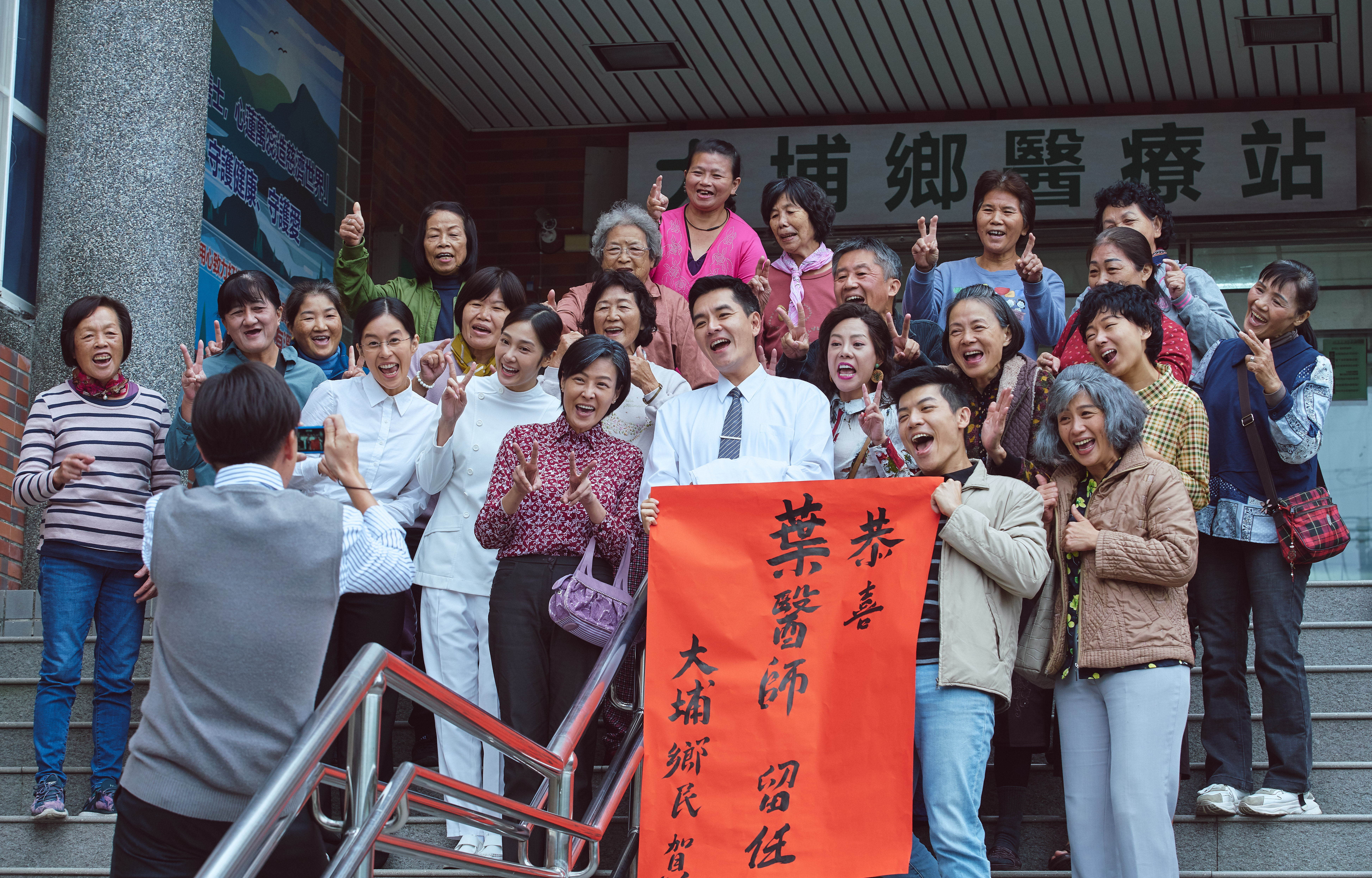 王傳一飾演的中醫師在大埔鄉受到鄉民愛戴。（大愛提供）