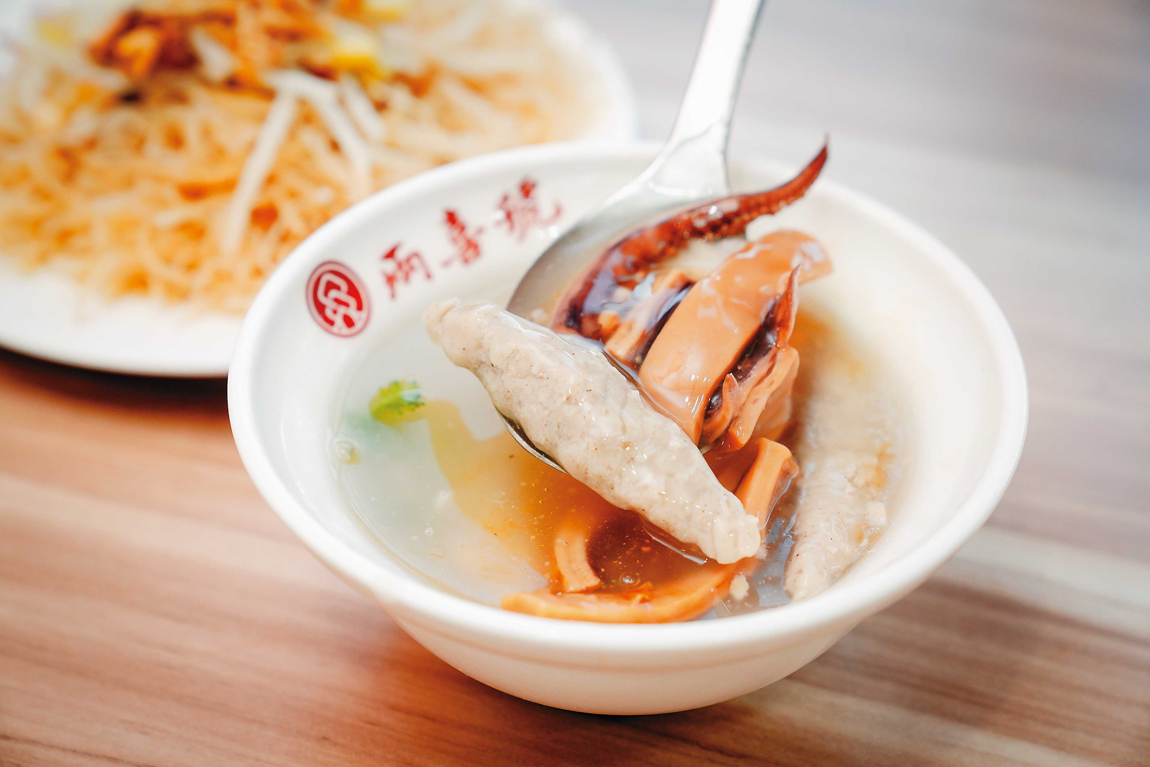 招牌「兩喜魷魚羹」，由生魷魚與旗魚丸組成。（70元/小份）