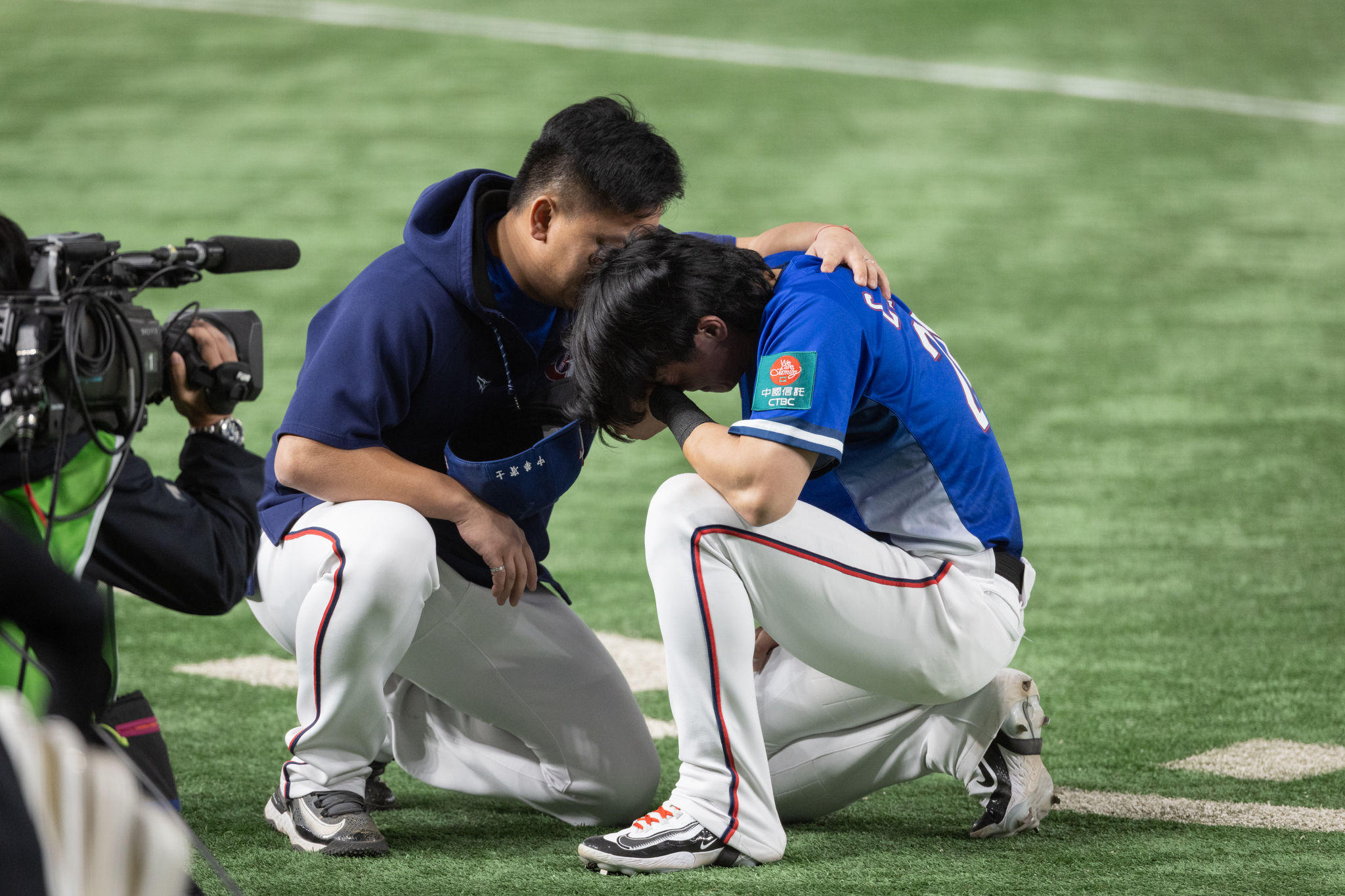 「台灣隊長」陳傑憲在奪冠後情緒激動淚崩，受訪時更特別提及想要謝謝天上的爸媽，「希望你們在天上有看到」。（中華棒協提供）