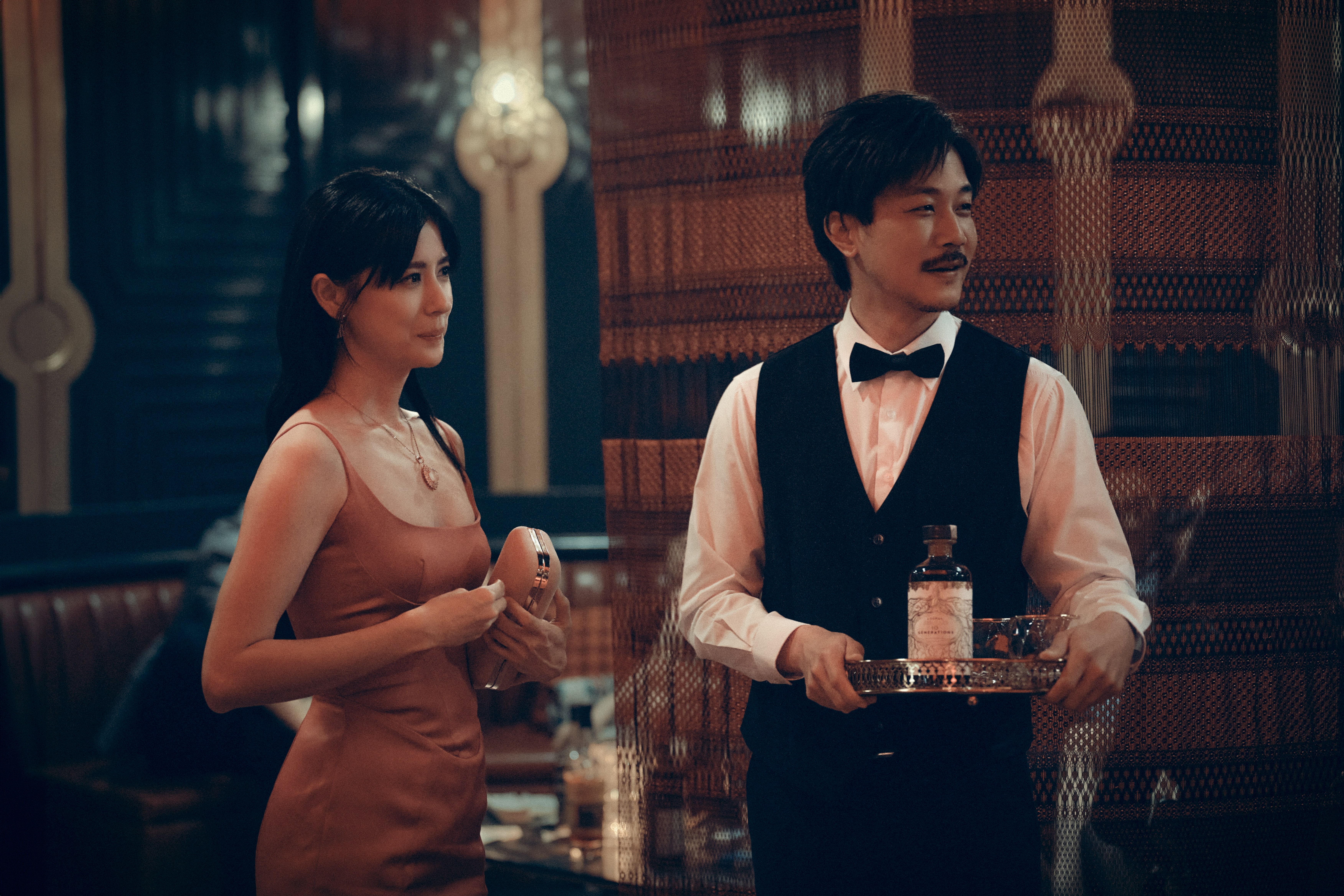 《死了一個娛樂女記者之後》左起劉知君（林予晞飾）、大海（薛仕凌飾）變裝進入招待所，搜集犯罪證據。（鏡文學提供）