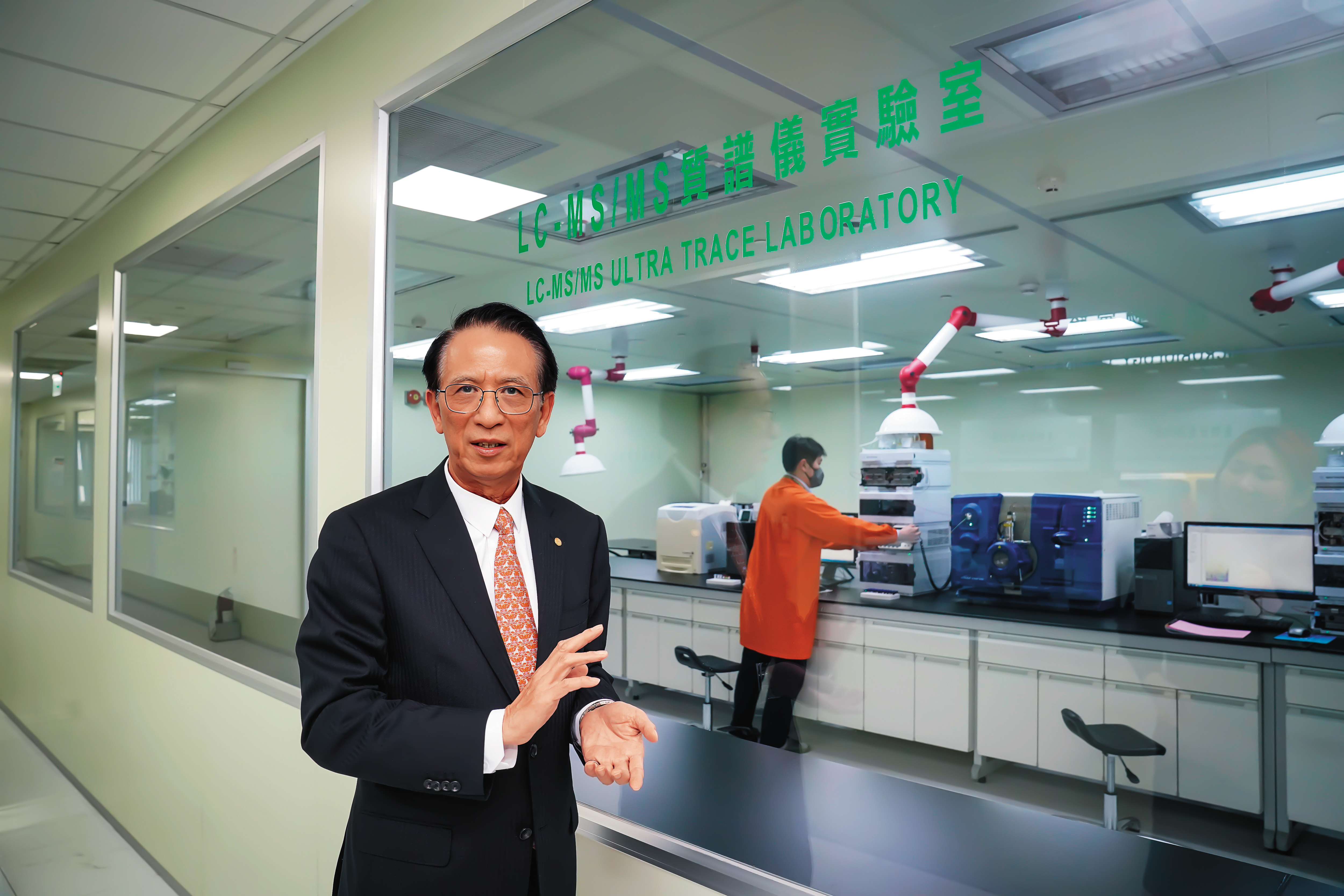 航空餐食安規格高，柯金成帶本刊參訪自家鉅資打造的食安實驗室。