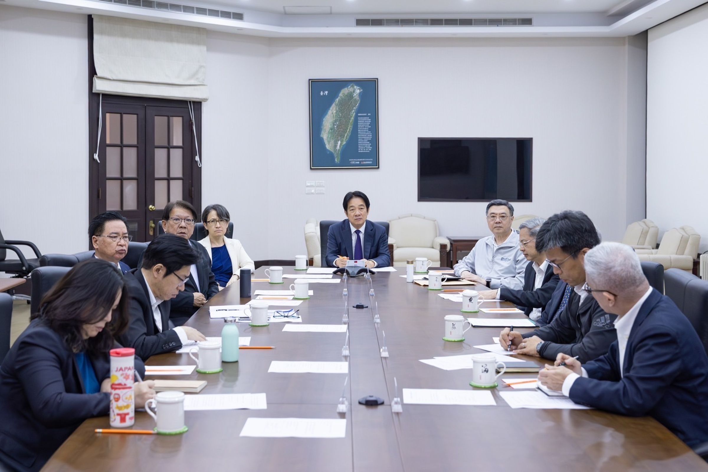 總統賴清德深夜與團隊視訊。(總統府提供)