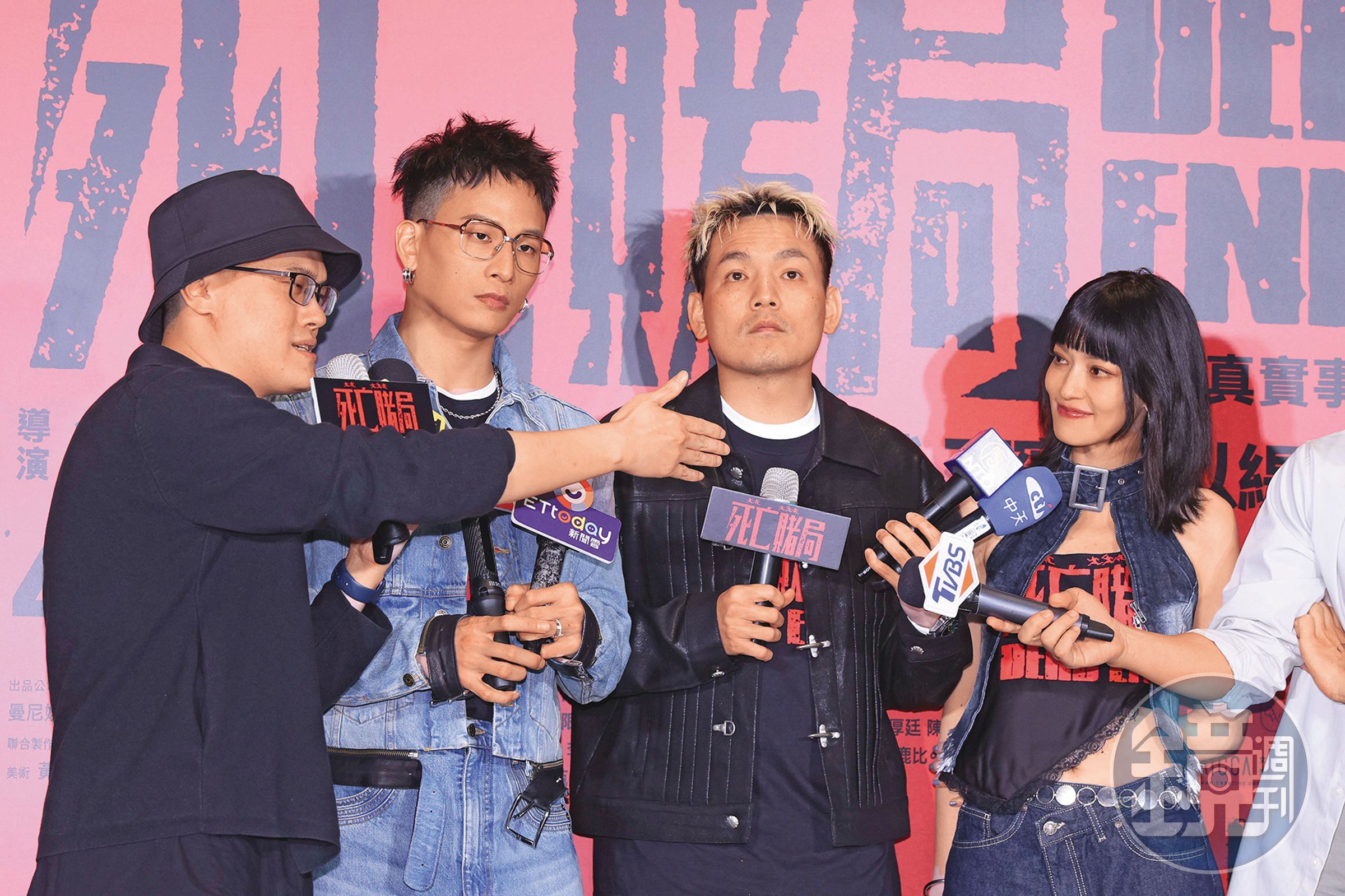 黃奇斌(左二)與春風(右二)都是從歌手跨界演電影,在電影《死亡賭局》有許多情緒激動的對手戲,演技備受矚目。(鏡報提供)