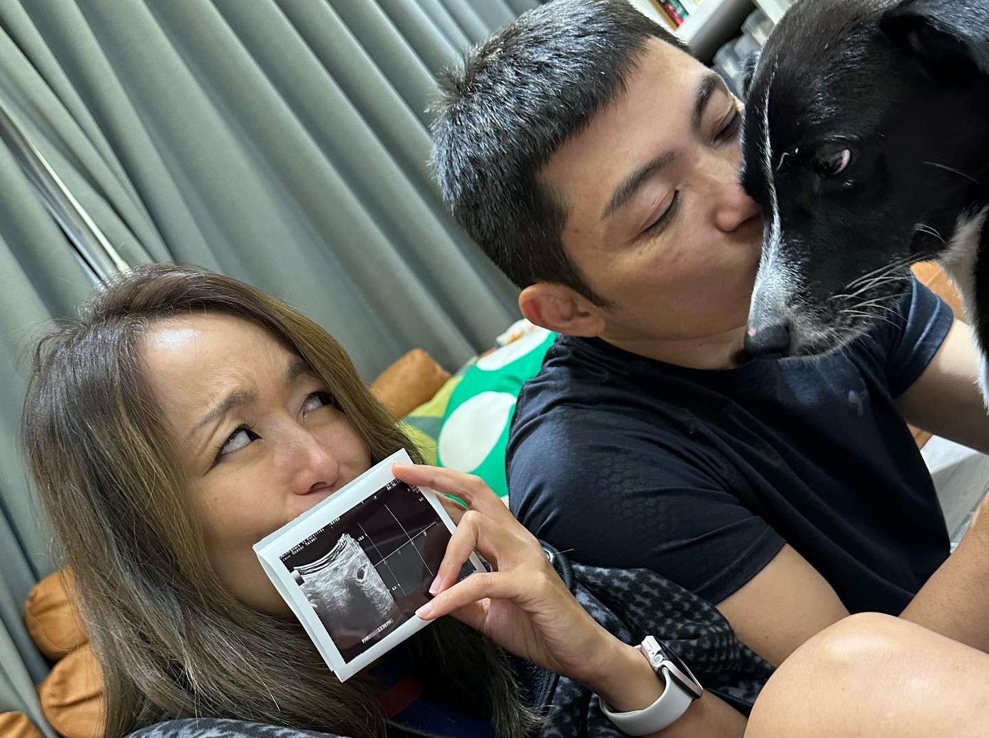 脫口秀主持人凱莉與老公在社群分享喜訊。（翻攝自凱莉臉書）