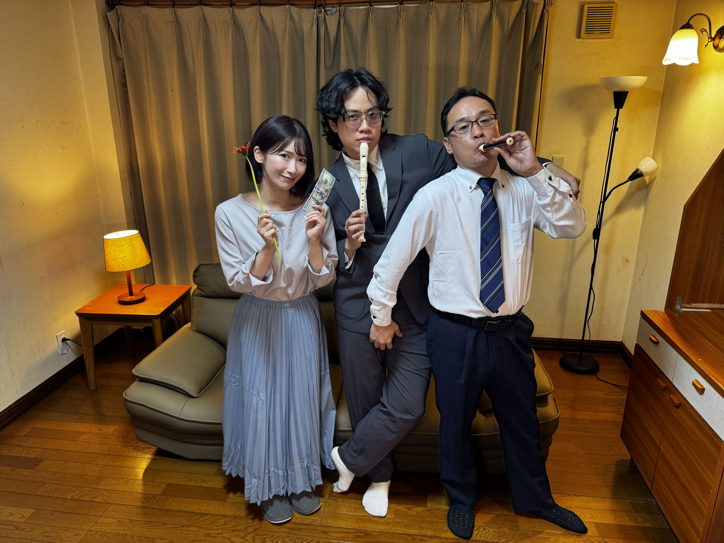 李拾壹(中)與美園和花、東尼大木上演一段色氣十足的「直笛演奏」。(SUBYUB提供)