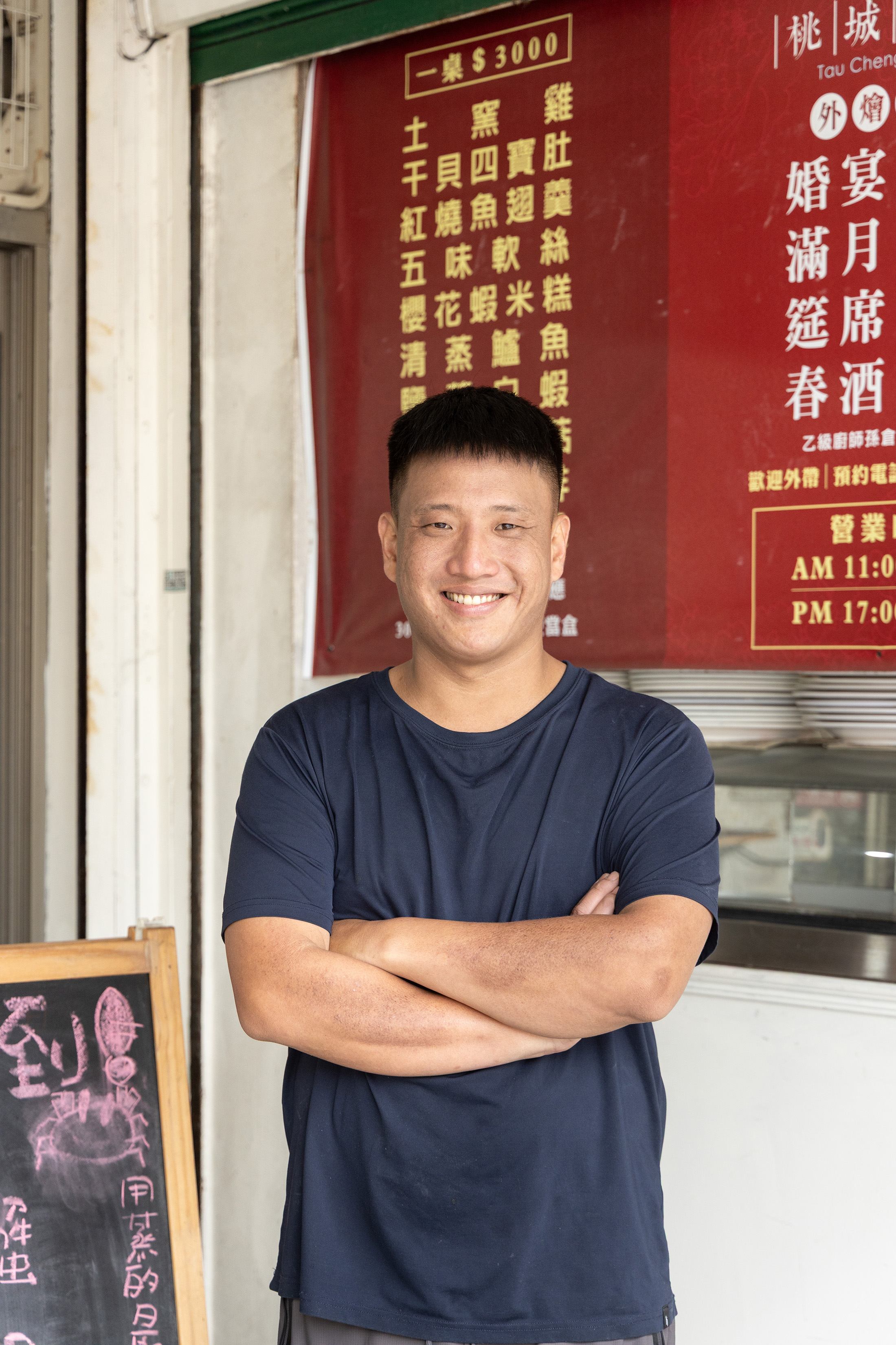女婿阿邦分享岳父阿欽師將以往大型宴會才能吃到的辦桌菜，變成小家庭也能輕鬆品嘗的日常佳餚。