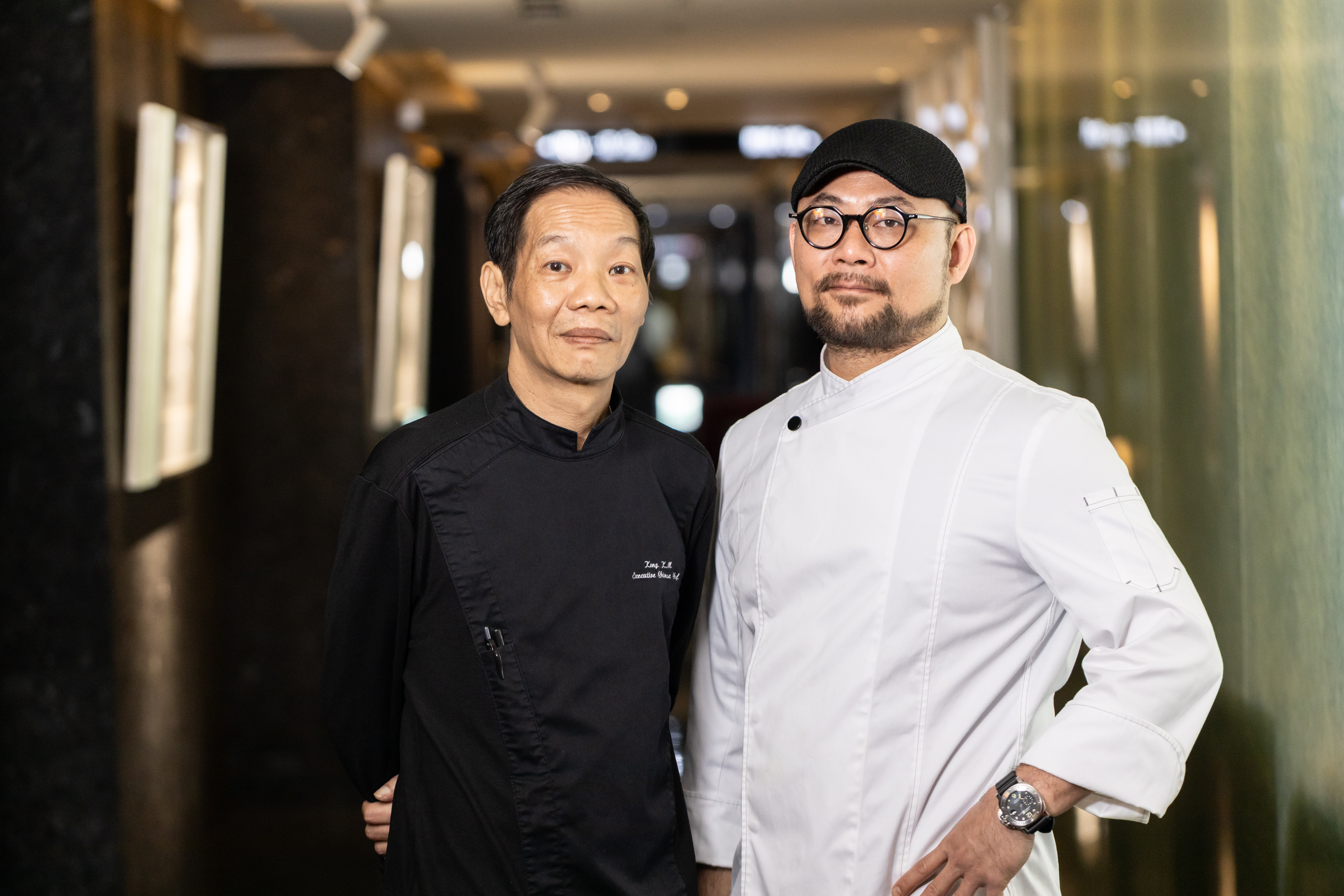 海峽會廚藝總監方永銘（右）與鄺啟明（左）14年前曾在紫豔中餐廳共事，現在又攜手共創「粵宴」。