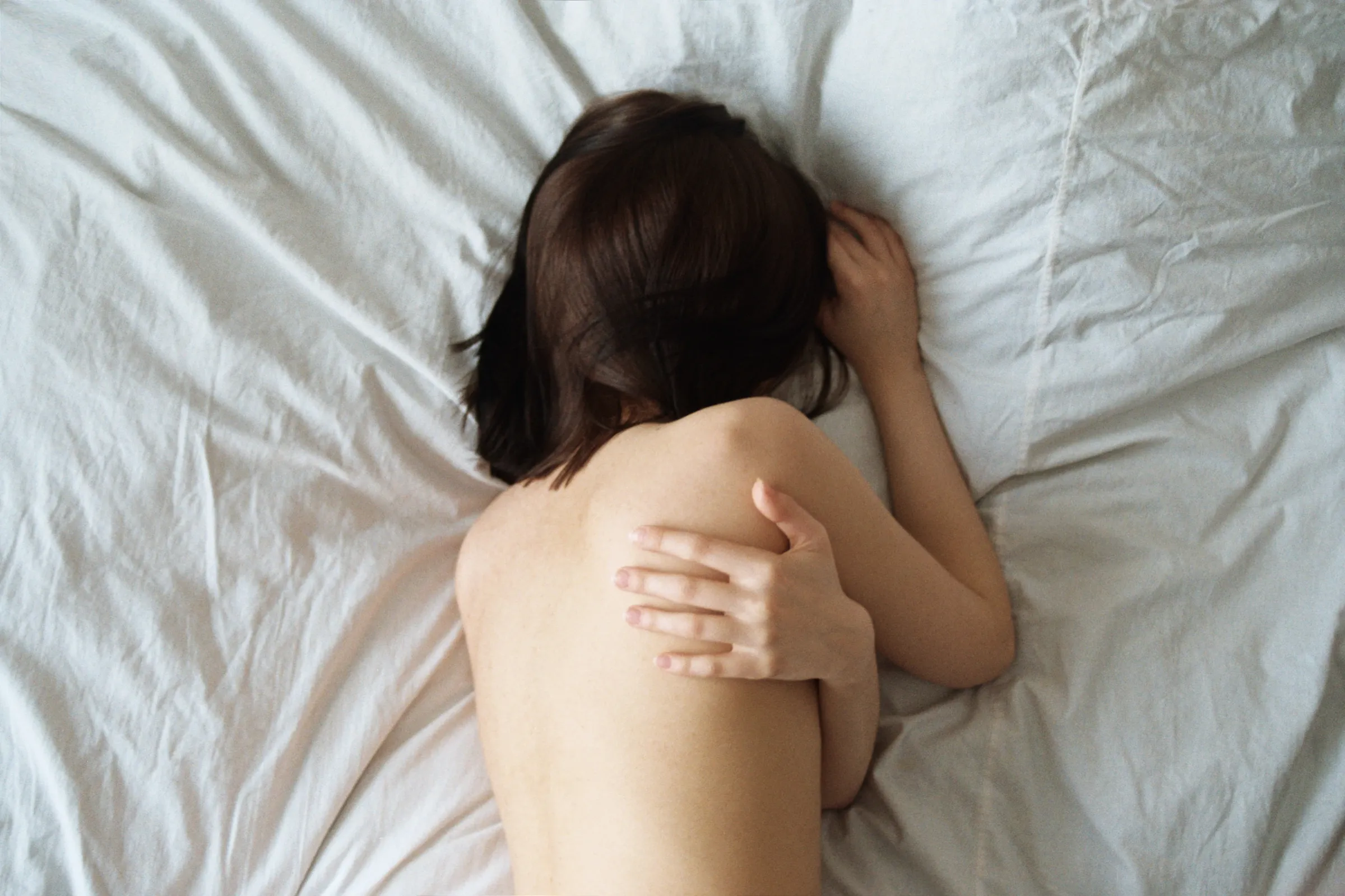 警察竟逼女「脫到剩內衣檢查」，還要求露腋下換姿勢拍照。（示意圖，unsplash）