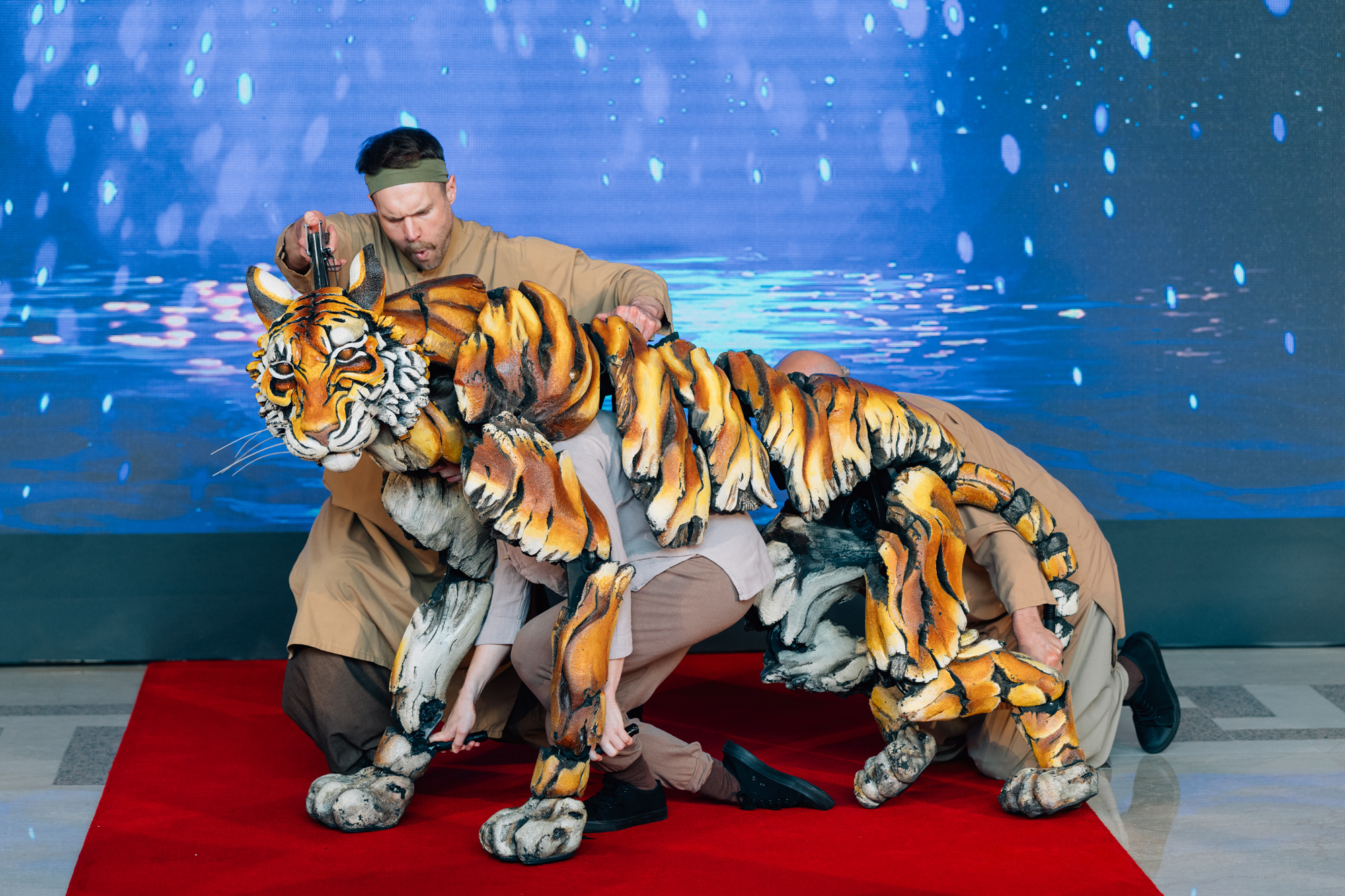 《少年PI的奇幻漂流》操偶師團隊示範老虎的細膩動作，眾人屏息欣賞。（國家兩廳院提供）