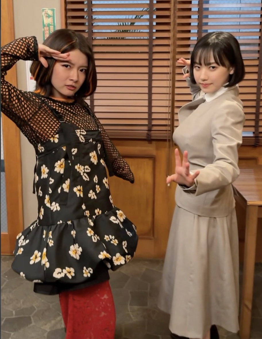 《非常律師南田南》重現原作韓劇的好友打招呼橋段,蘆田愛菜(右)與柿原琳佳的互動成為首集討論焦點。(翻攝《非常律師南田南》IG)