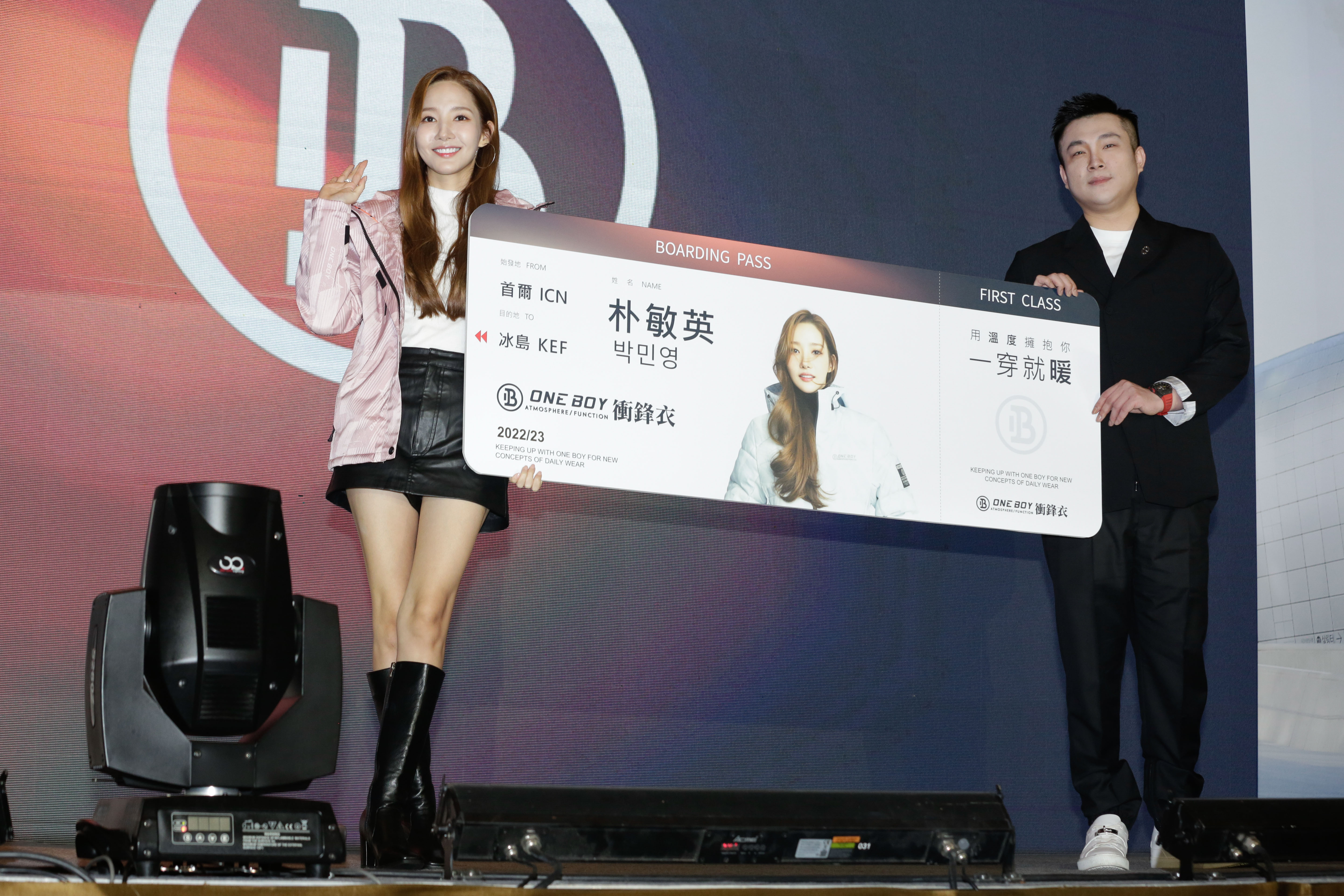 ONE BOY在2022年砸重金請來韓星朴敏英（左）代言。右為董事長顏瑋廷。（本刊資料照）