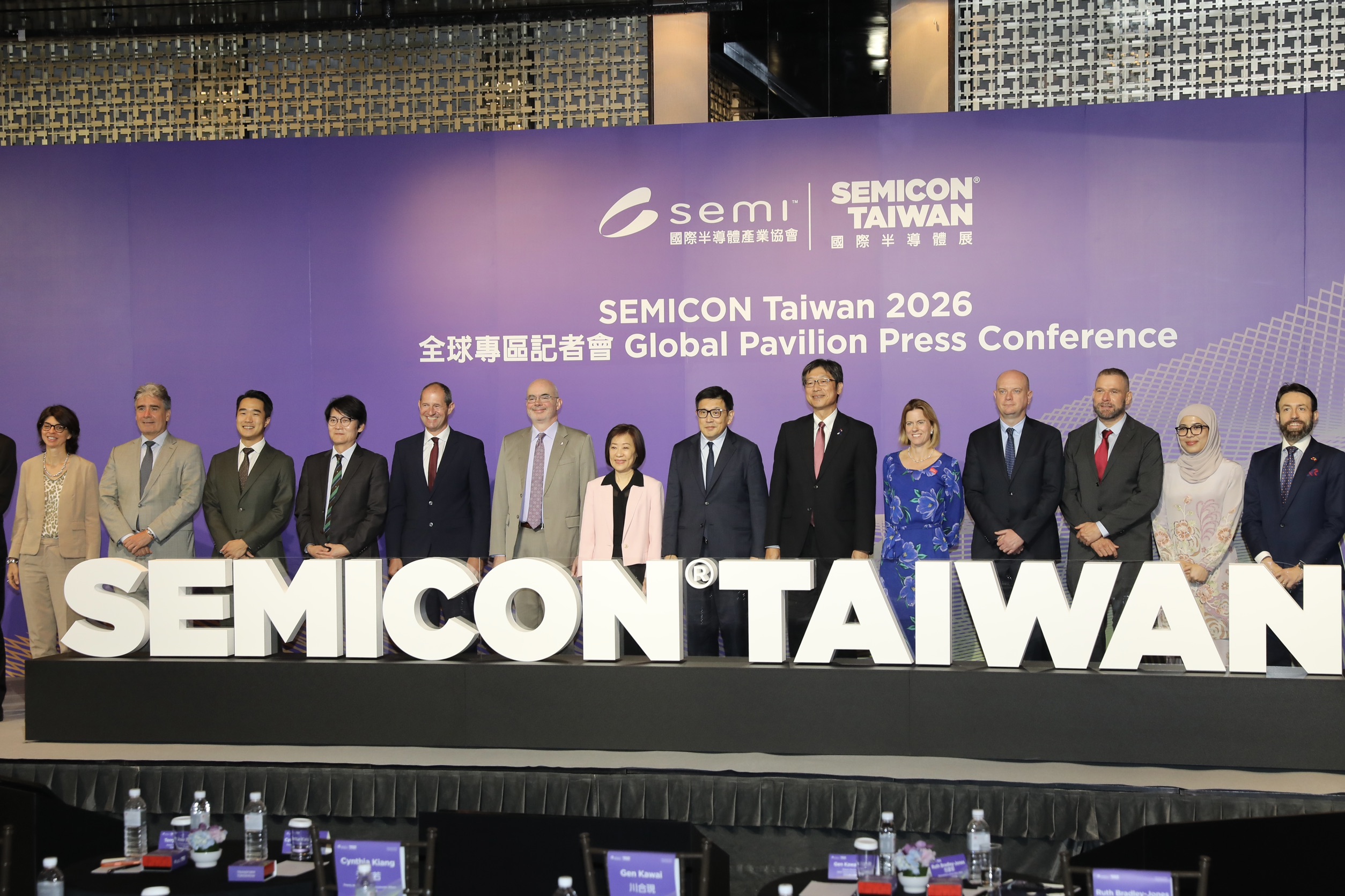 SEMI首次舉辦「SEMICON Taiwan」全球專區記者會,包含美國、日本、歐洲和英國等17國代表共同出席。